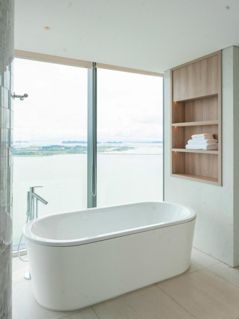 Căn hộ trong tòa nhà 5 sao mặt biển - có hồ bơi vô cực - bước chân là ra đến bãi biển view 5