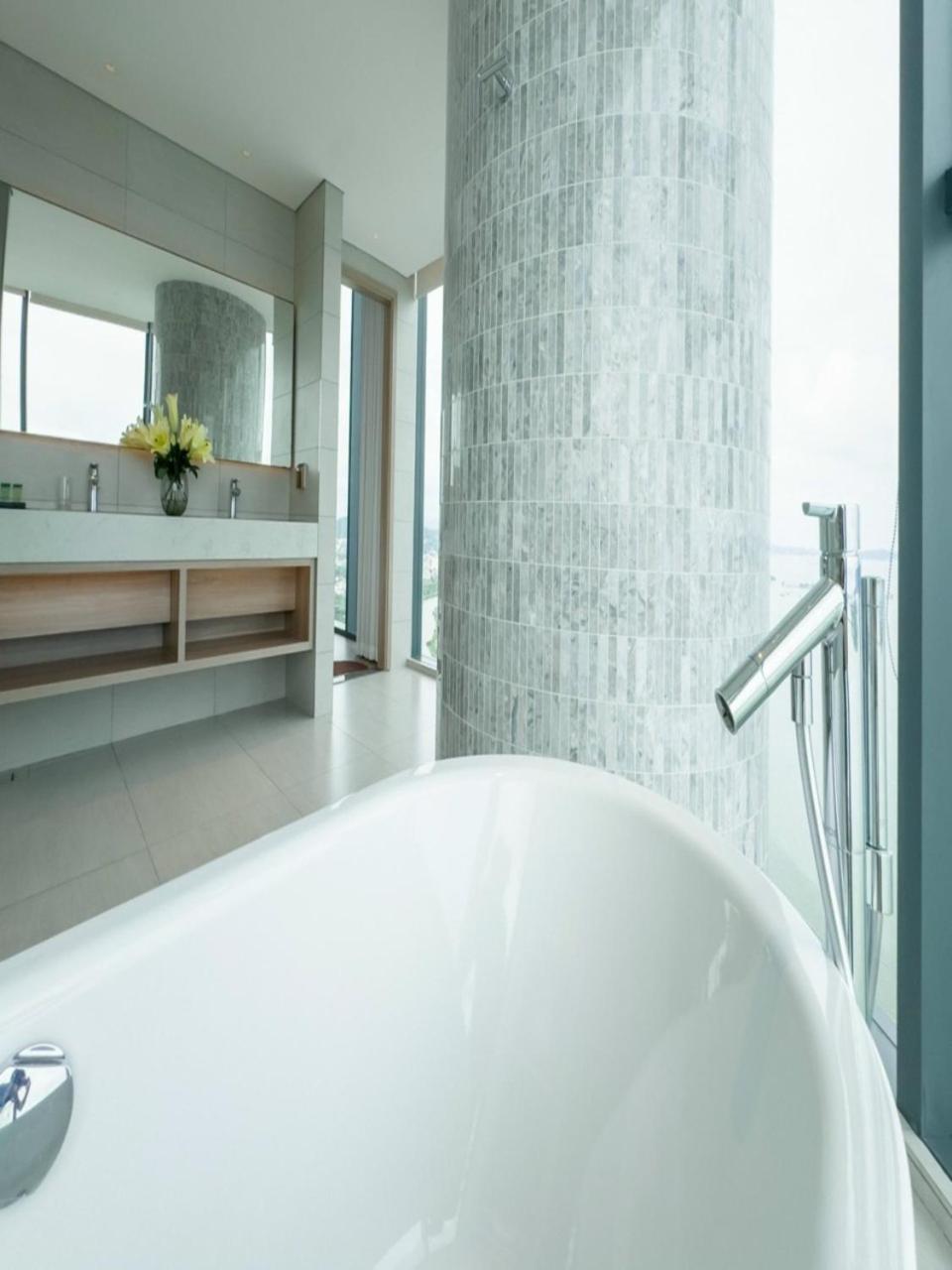 Căn hộ trong tòa nhà 5 sao mặt biển - có hồ bơi vô cực - bước chân là ra đến bãi biển view 2