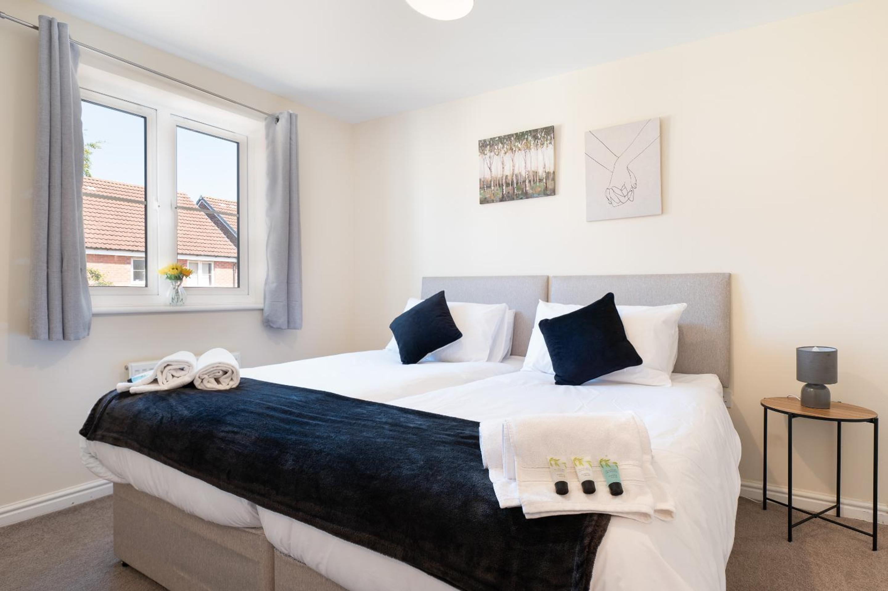 Swindon Modern Large House with Garden Sleeps 7 view 4