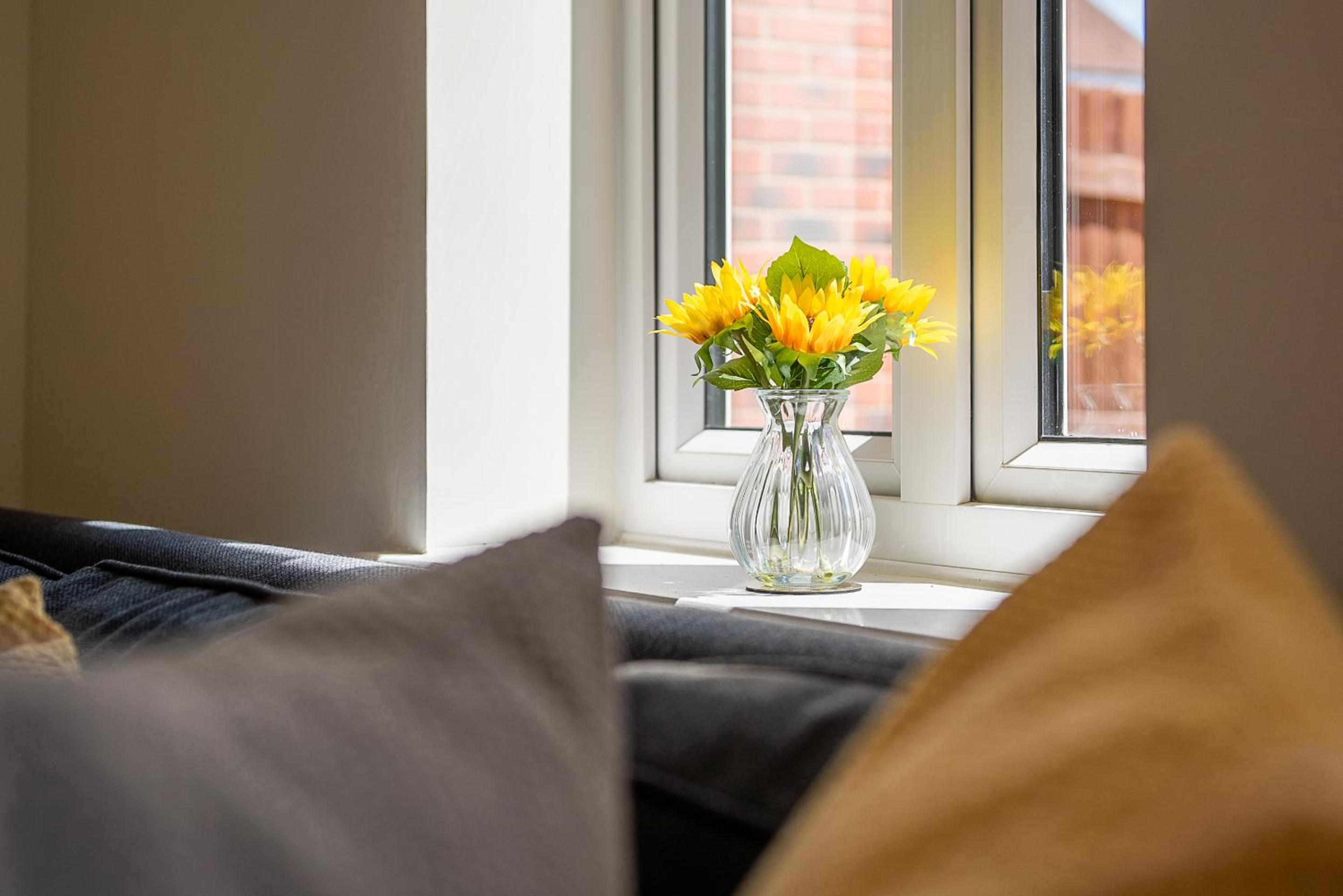 Swindon Modern Large House with Garden Sleeps 7 view 5