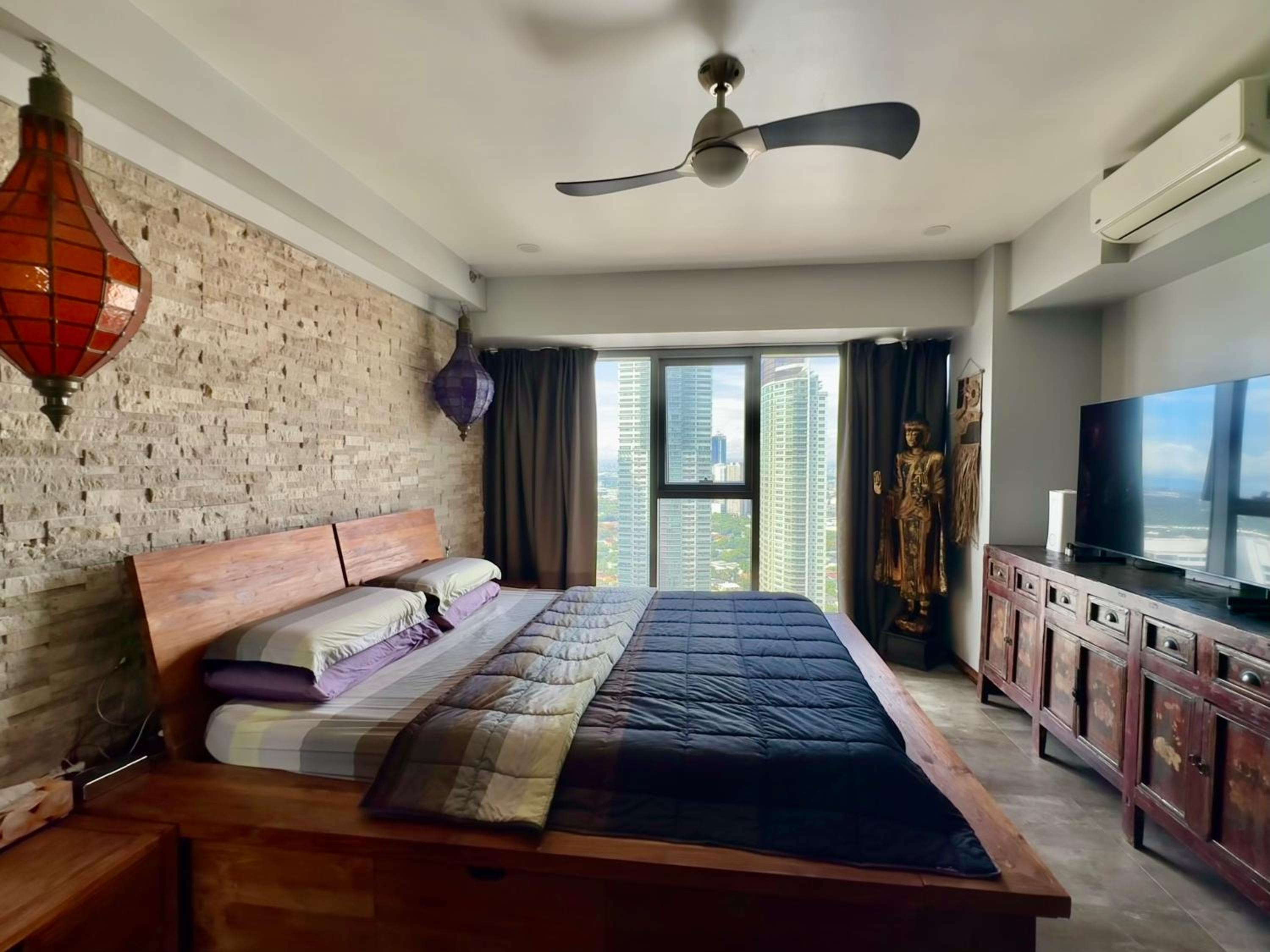 Lower Penthouse with Balcony & Cityviews in Makati view 2