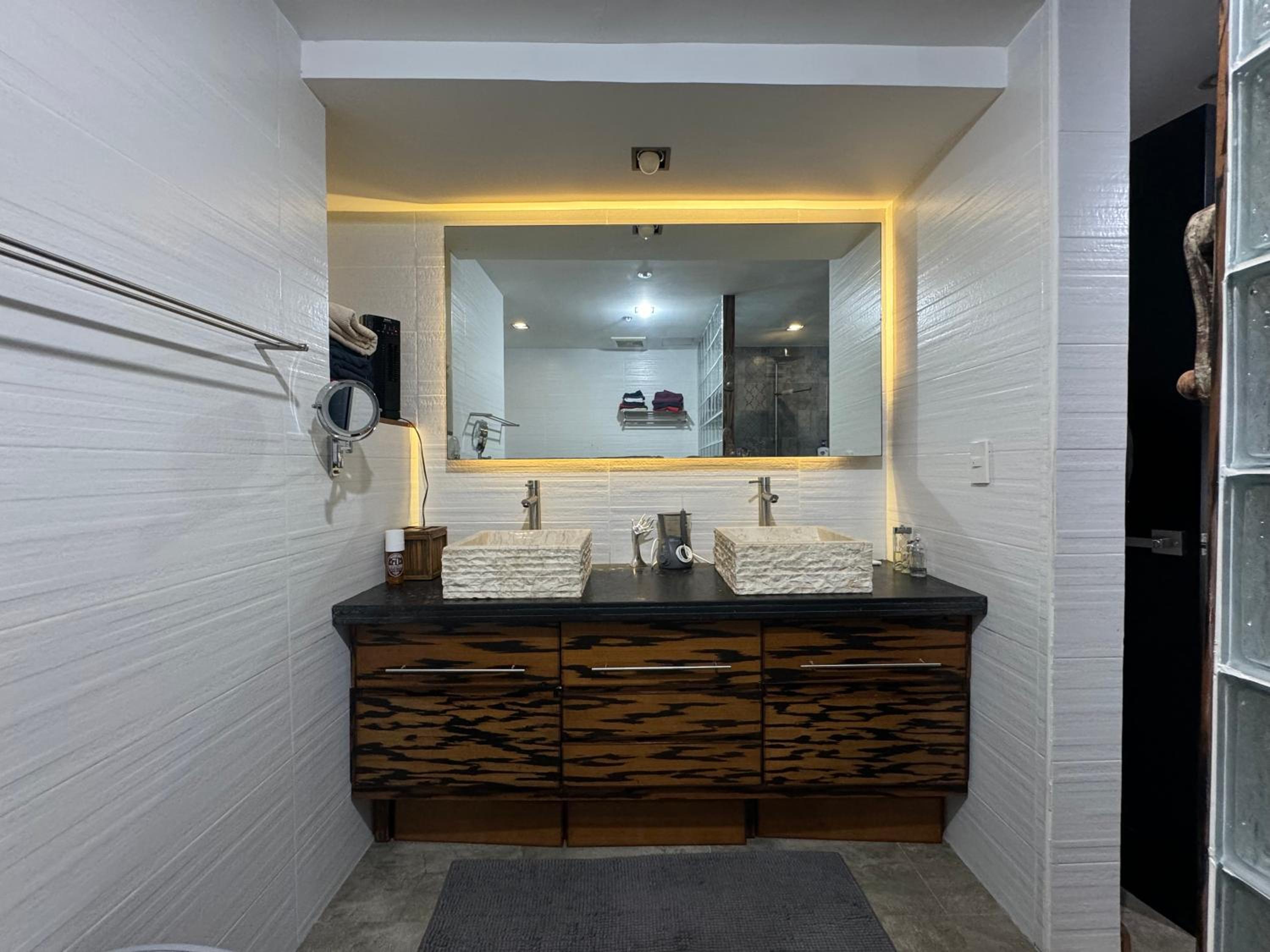 Lower Penthouse with Balcony & Cityviews in Makati view 5