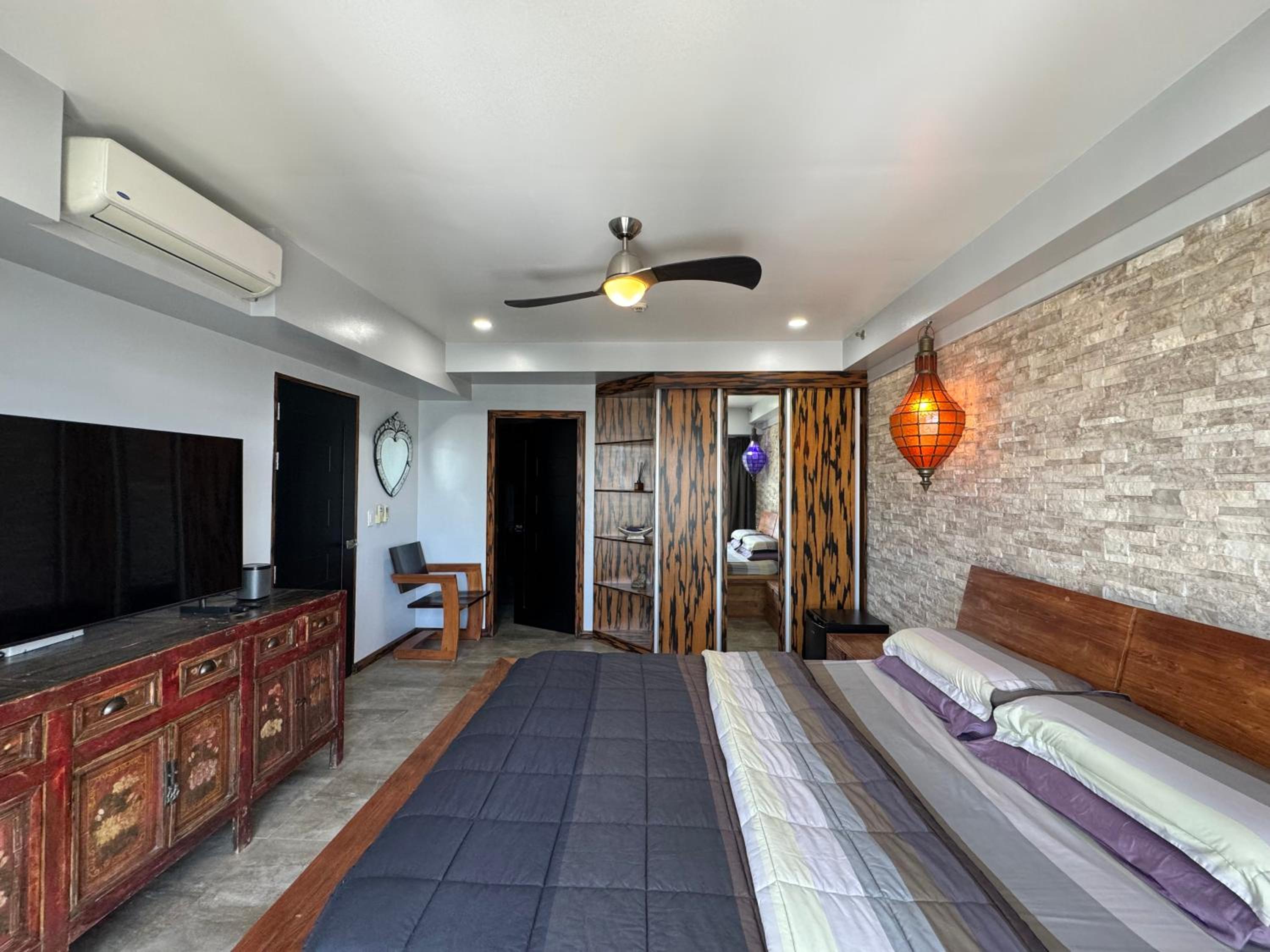 Lower Penthouse with Balcony & Cityviews in Makati view 4