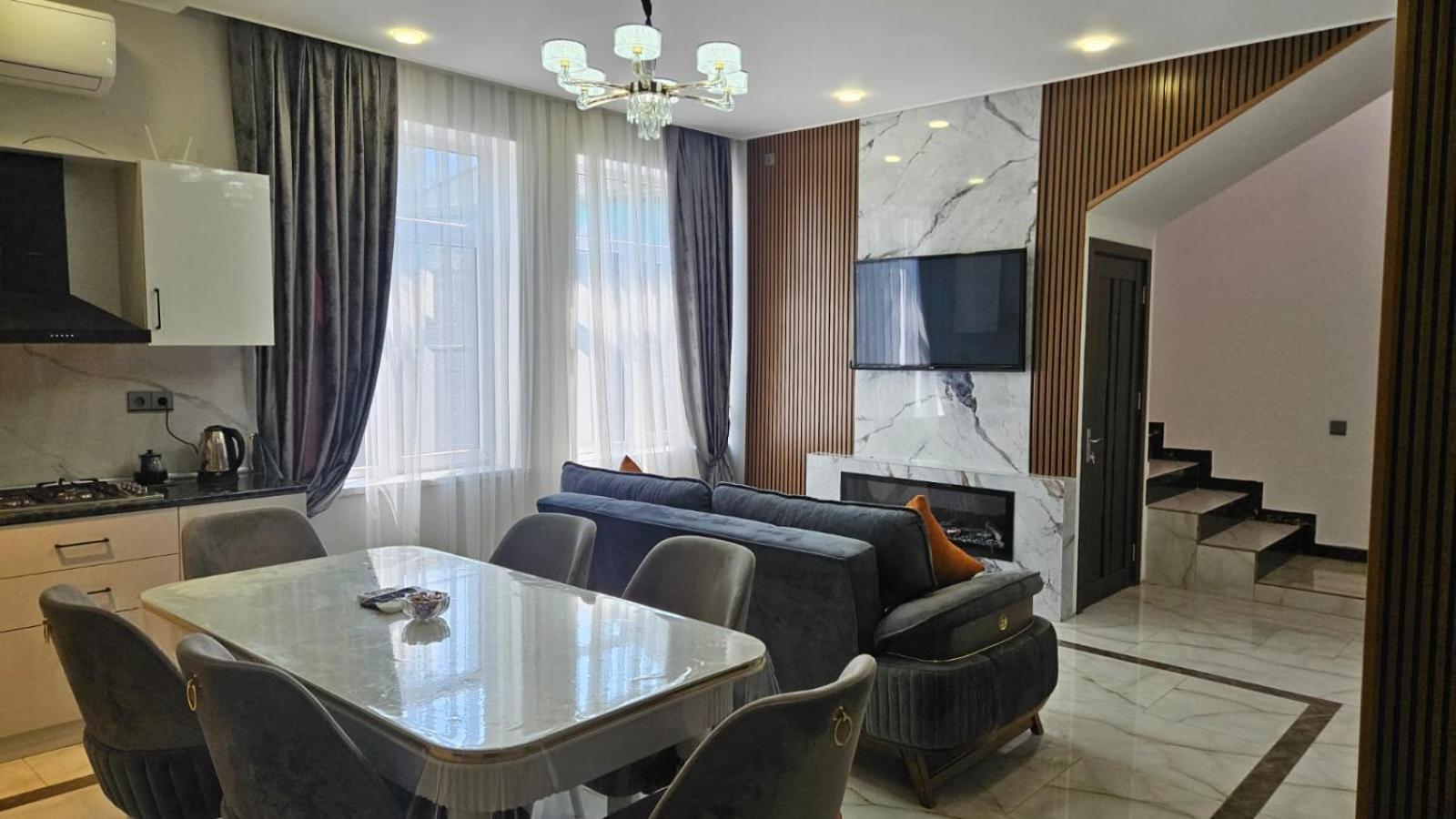 Luxury Milan Mountain Ponoramic Villa, indoor heated pool and jacuzzi with mountain view