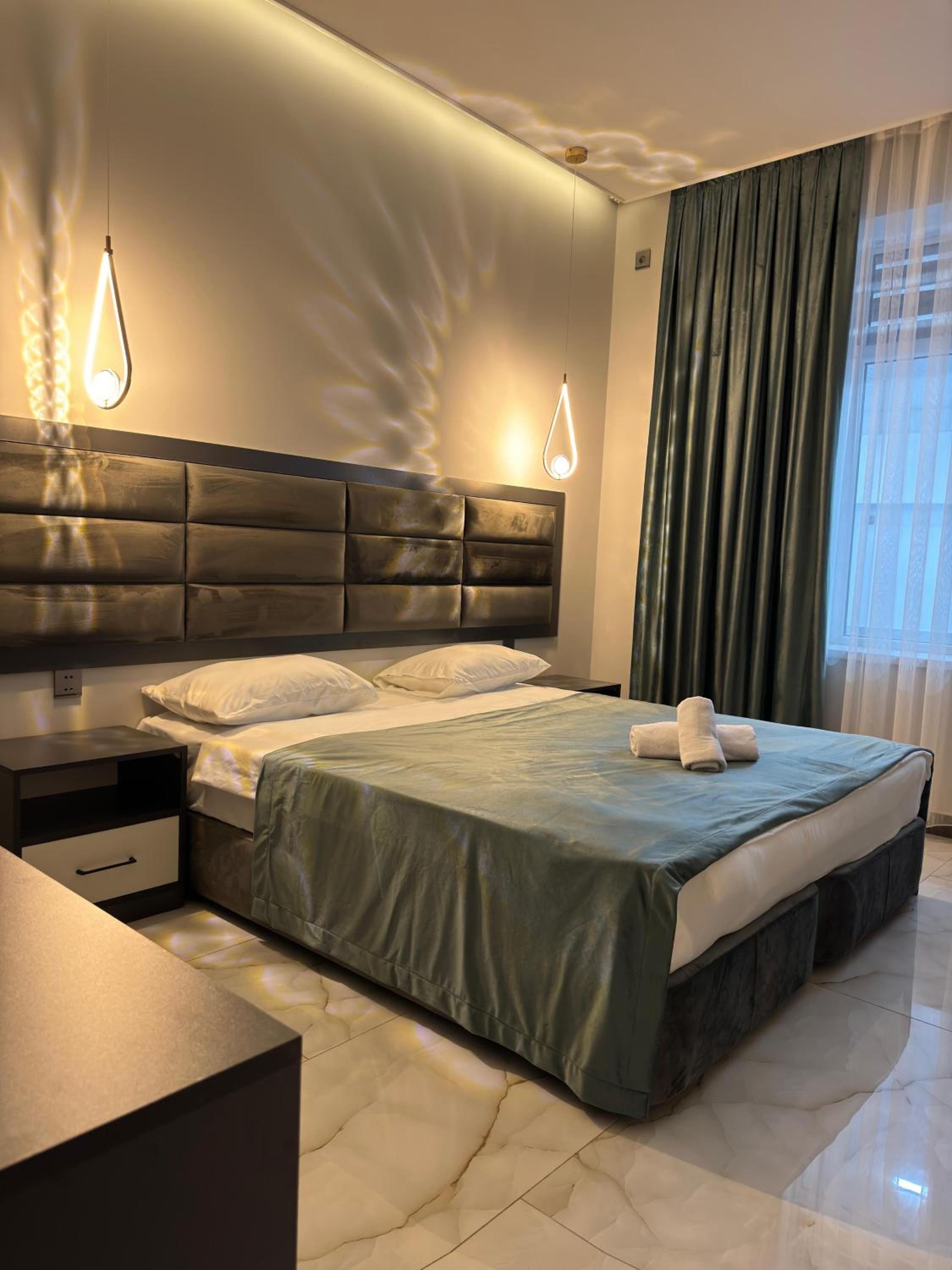 Luxury Milan Mountain Ponoramic Villa, indoor heated pool and jacuzzi with mountain view