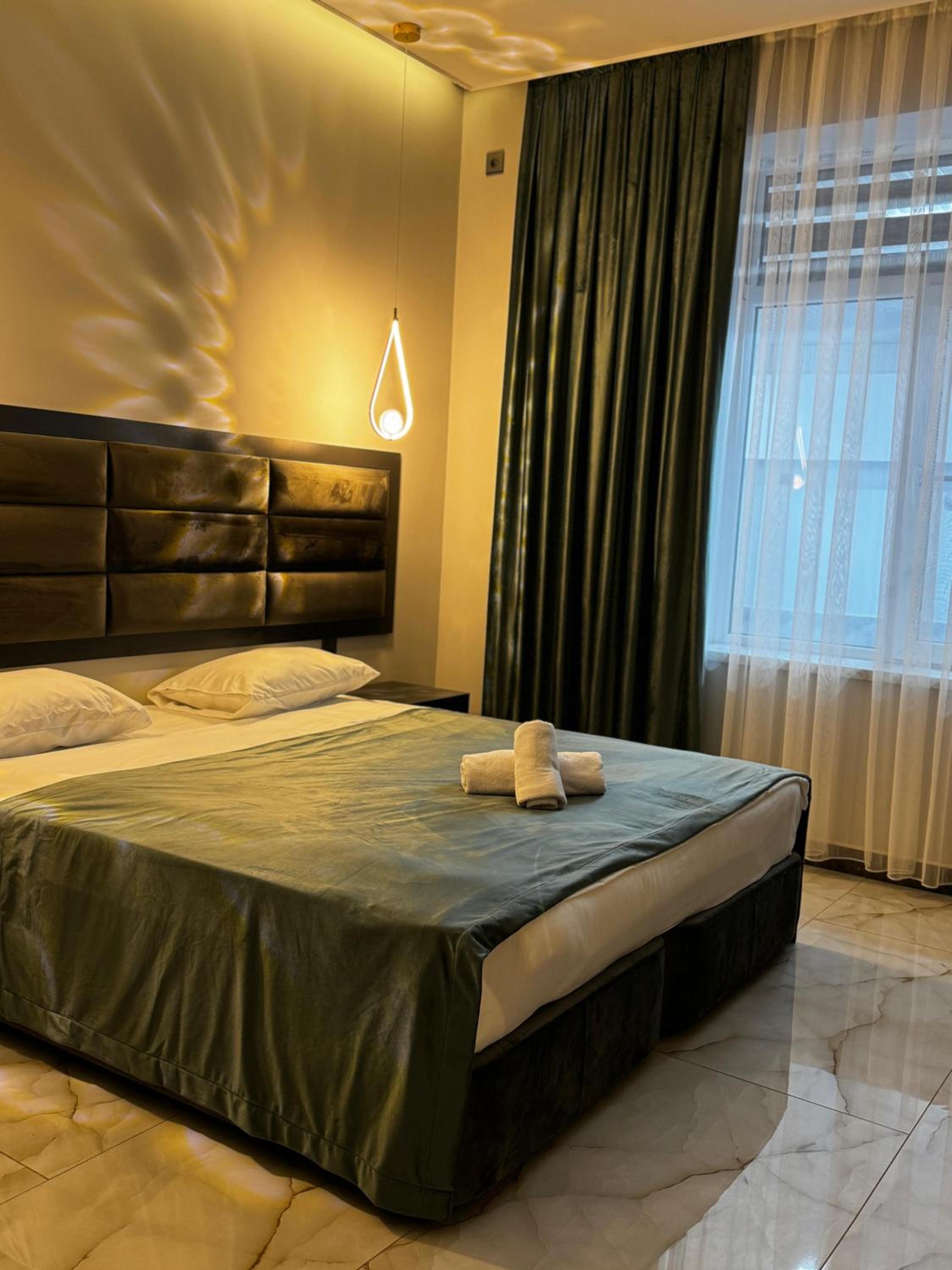 Luxury Milan Mountain Ponoramic Villa, indoor heated pool and jacuzzi with mountain view