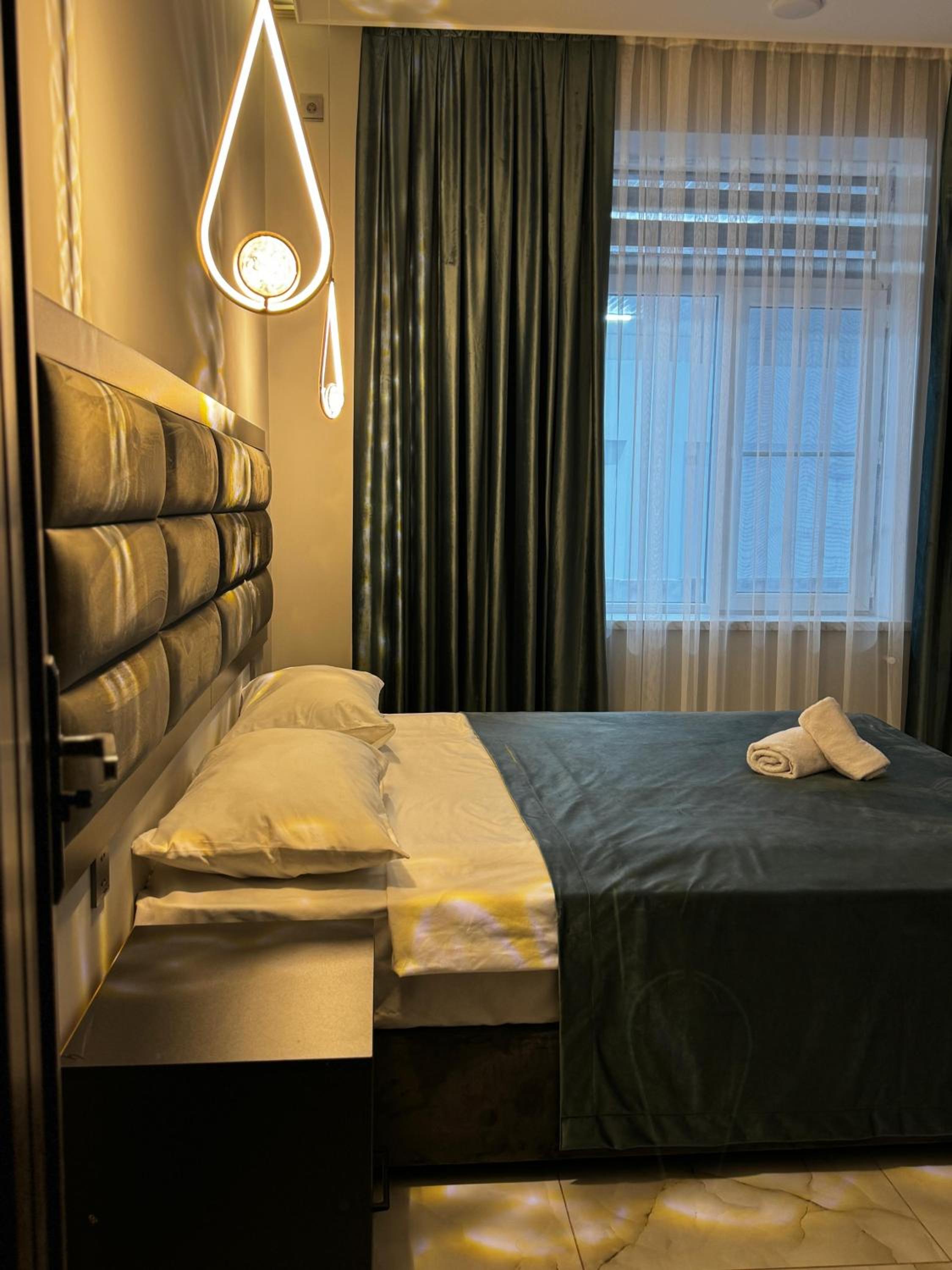 Luxury Milan Mountain Ponoramic Villa, indoor heated pool and jacuzzi with mountain view