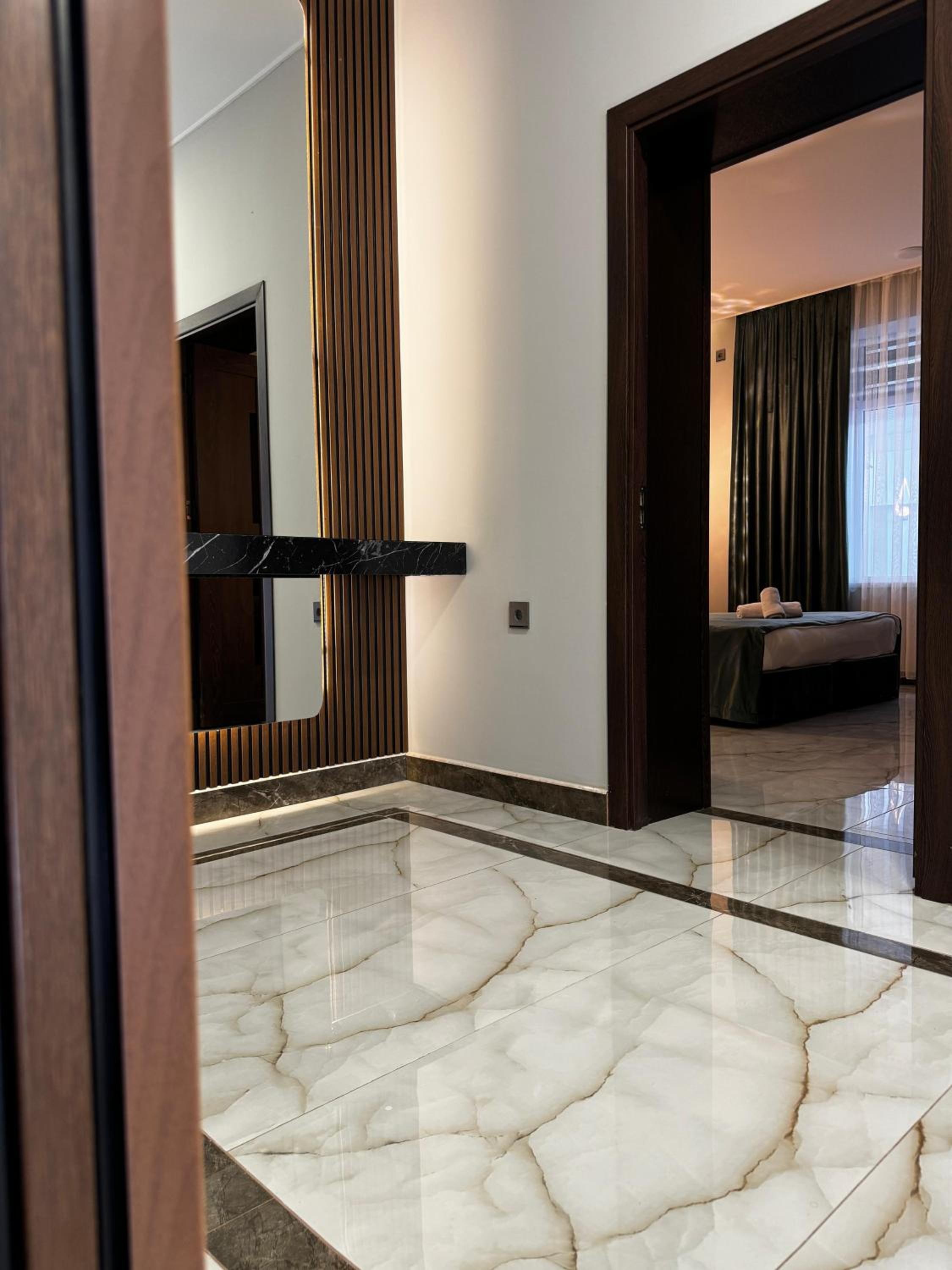 Luxury Milan Mountain Ponoramic Villa, indoor heated pool and jacuzzi with mountain view