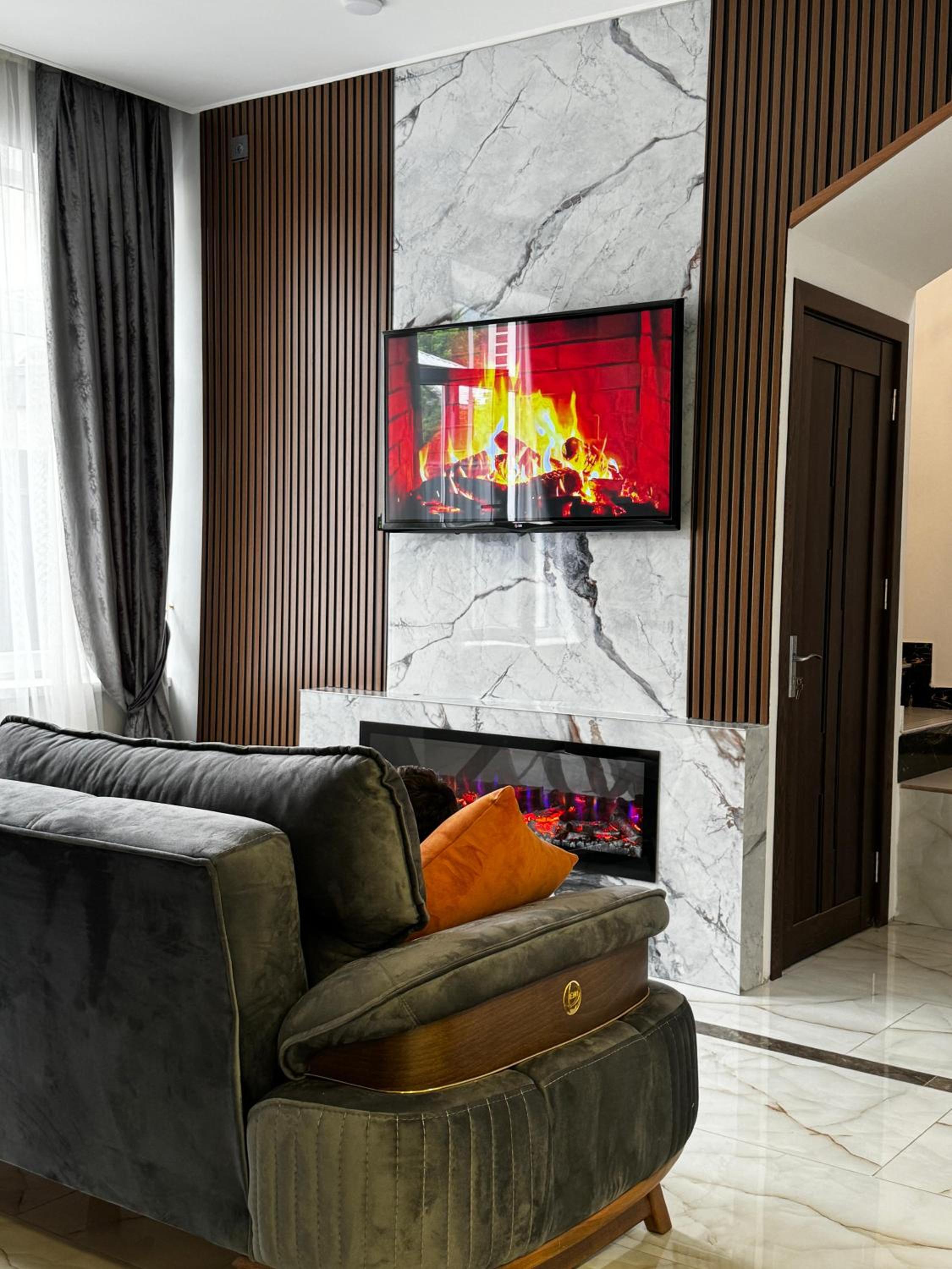 Luxury Milan Mountain Ponoramic Villa, indoor heated pool and jacuzzi with mountain view