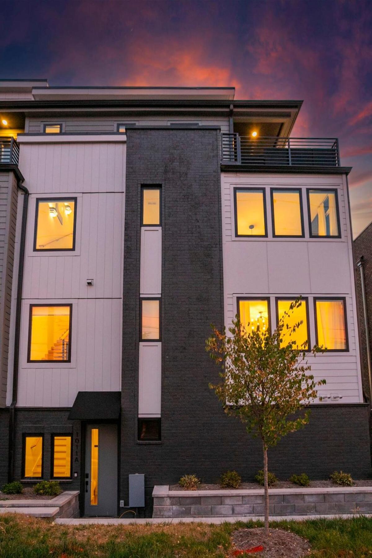Stylish New Gulch Home Rooftop Deck w City Views view 4