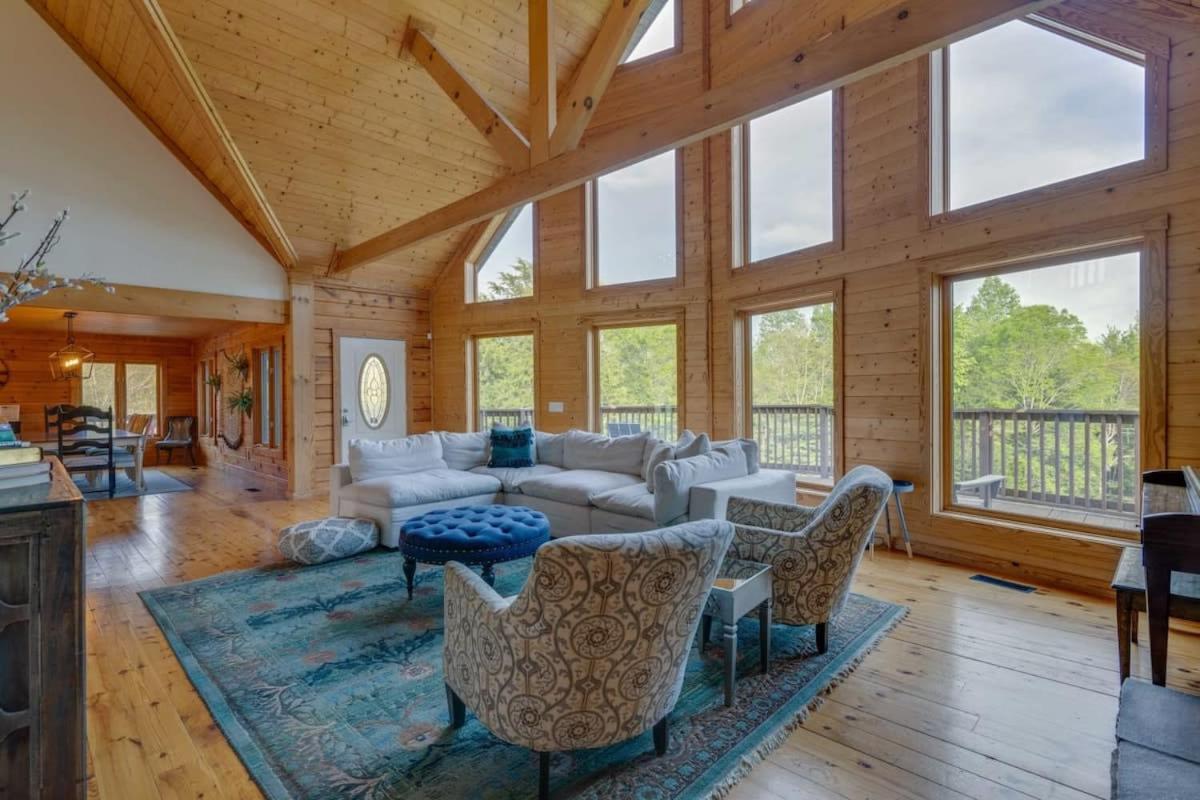 Secluded 18-Acres with Pool Hot Tub Pool Table