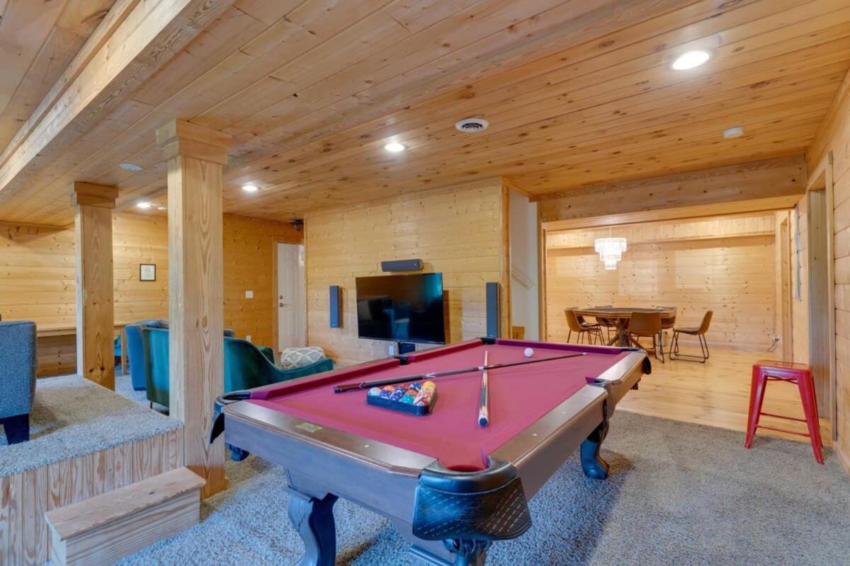 Secluded 18-Acres with Pool Hot Tub Pool Table