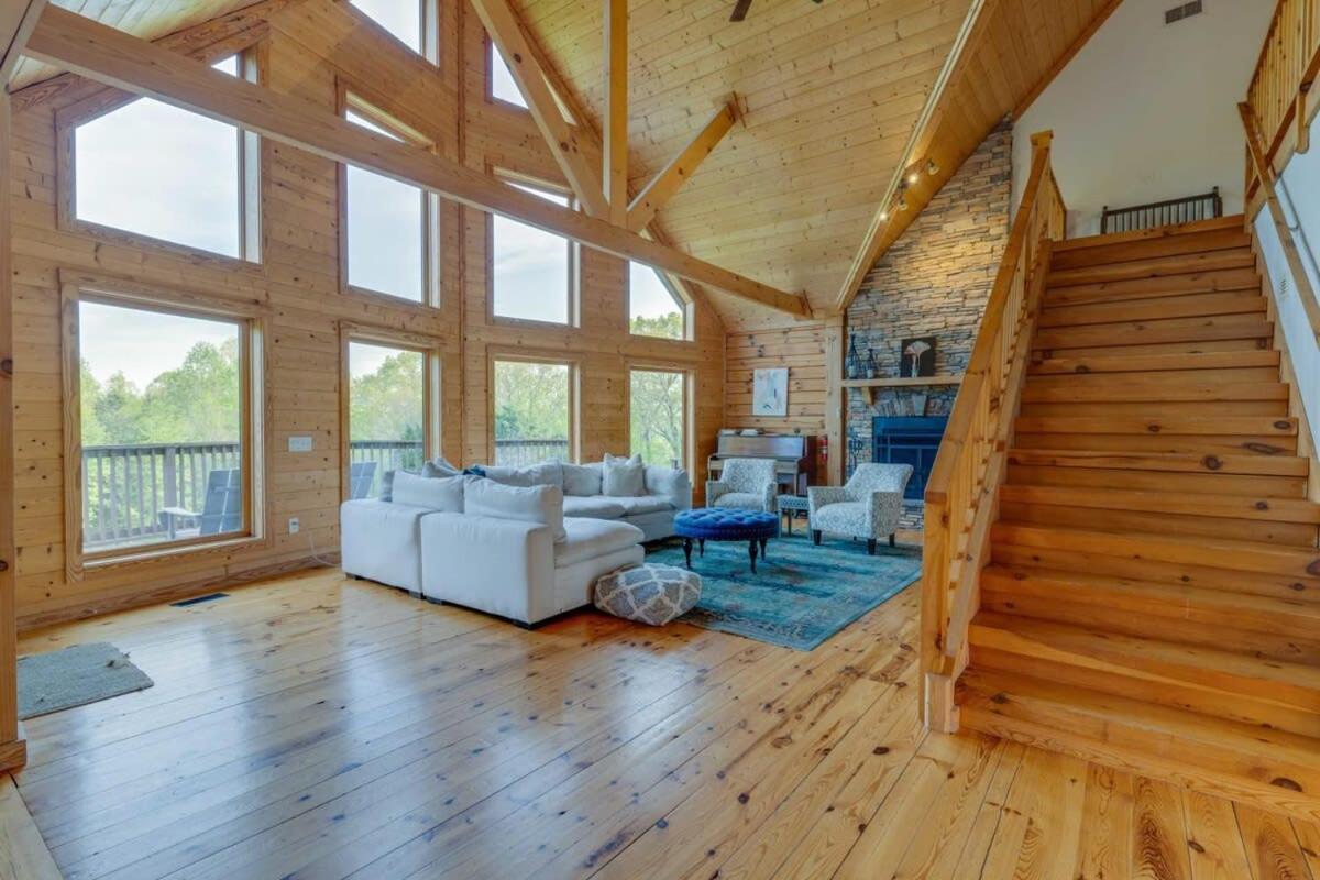 Secluded 18-Acres with Pool Hot Tub Pool Table