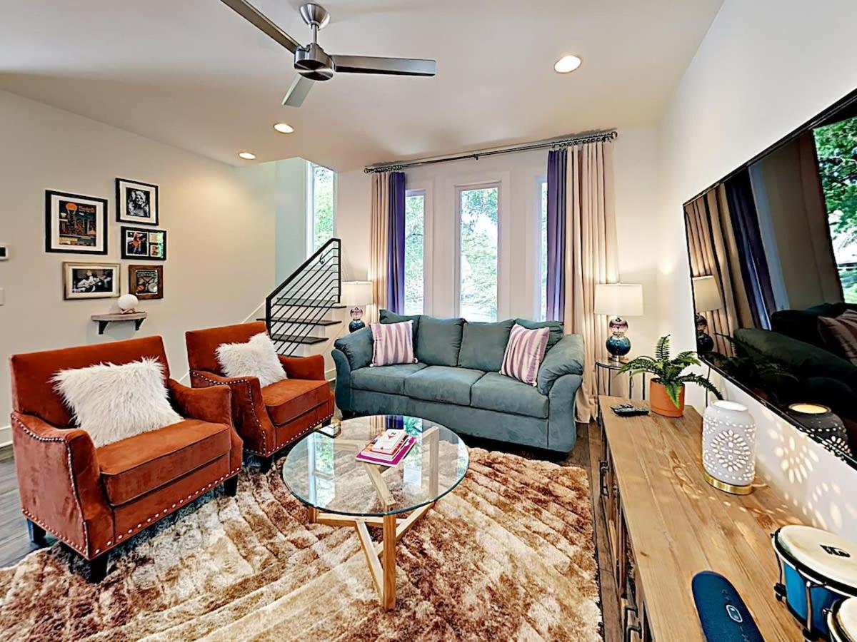 2 6 Miles to DOWNTOWN End Unit FREE PARKING view 2