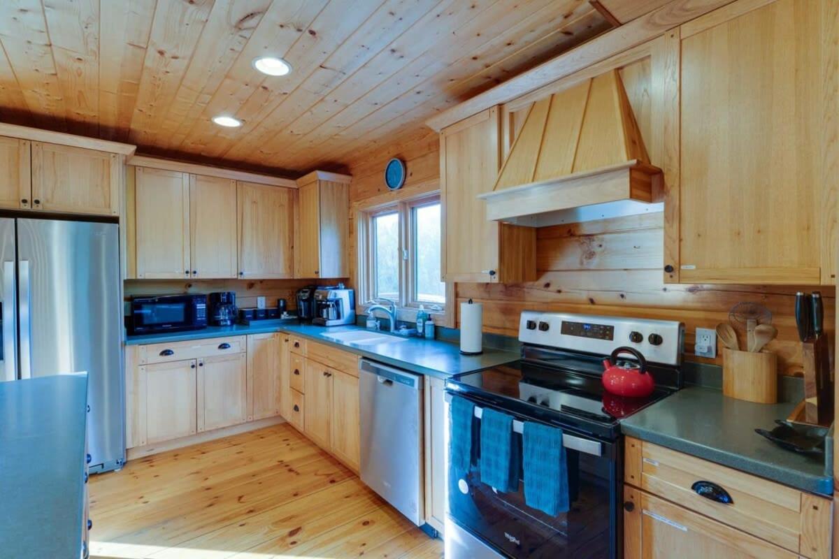 Secluded 18-Acres with Pool Hot Tub Pool Table