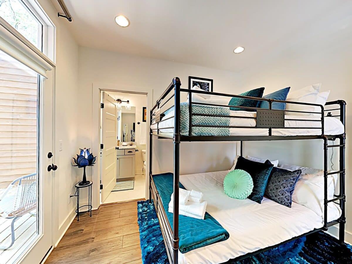 2 6 Miles to DOWNTOWN End Unit FREE PARKING view 4