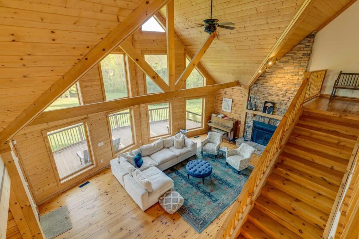 Secluded 18-Acres with Pool Hot Tub Pool Table