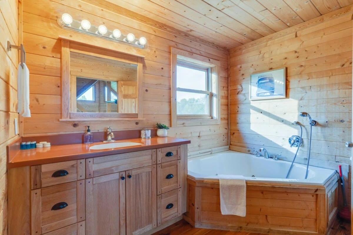 Secluded 18-Acres with Pool Hot Tub Pool Table