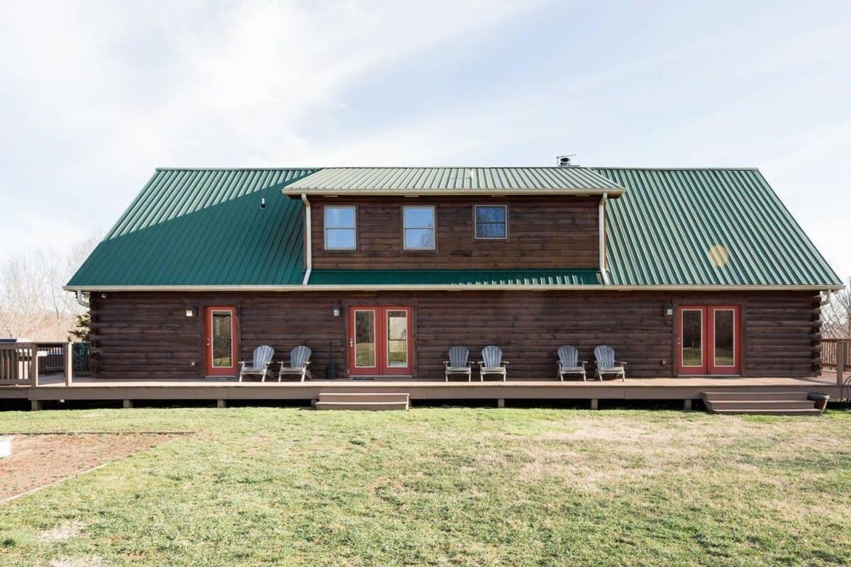 Secluded 18-Acres with Pool Hot Tub Pool Table