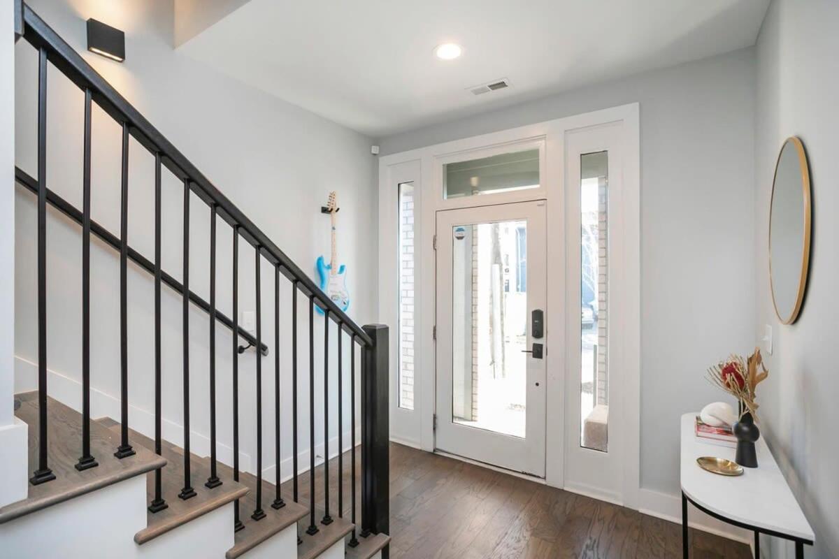 1 Mile to Downtown 4BR 4BA w Rooftop Deck view 3