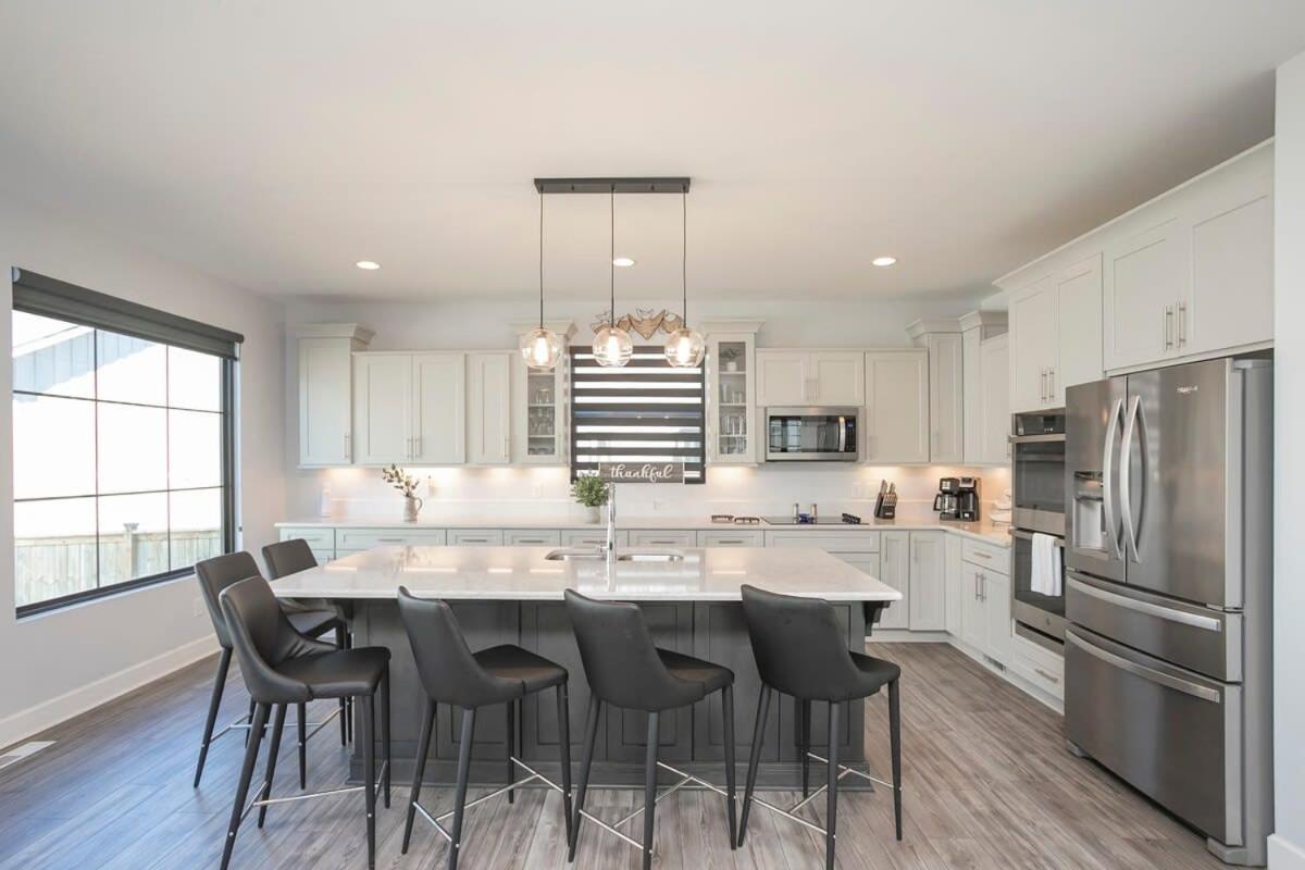 Most Spacious Home only 2 Miles from Downtown view 3