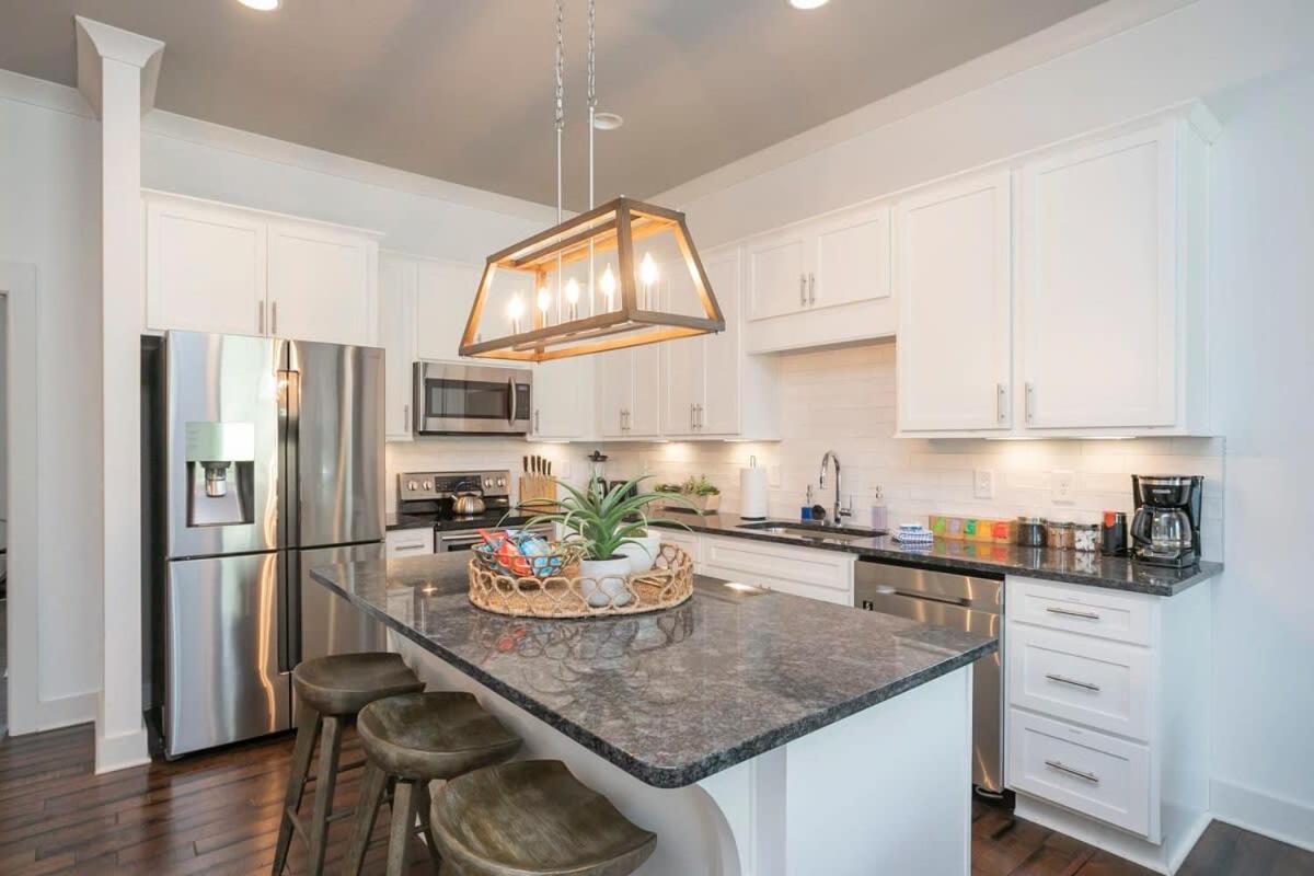 Spacious w Bar & Pool Table & Garage Near Belmont view 5