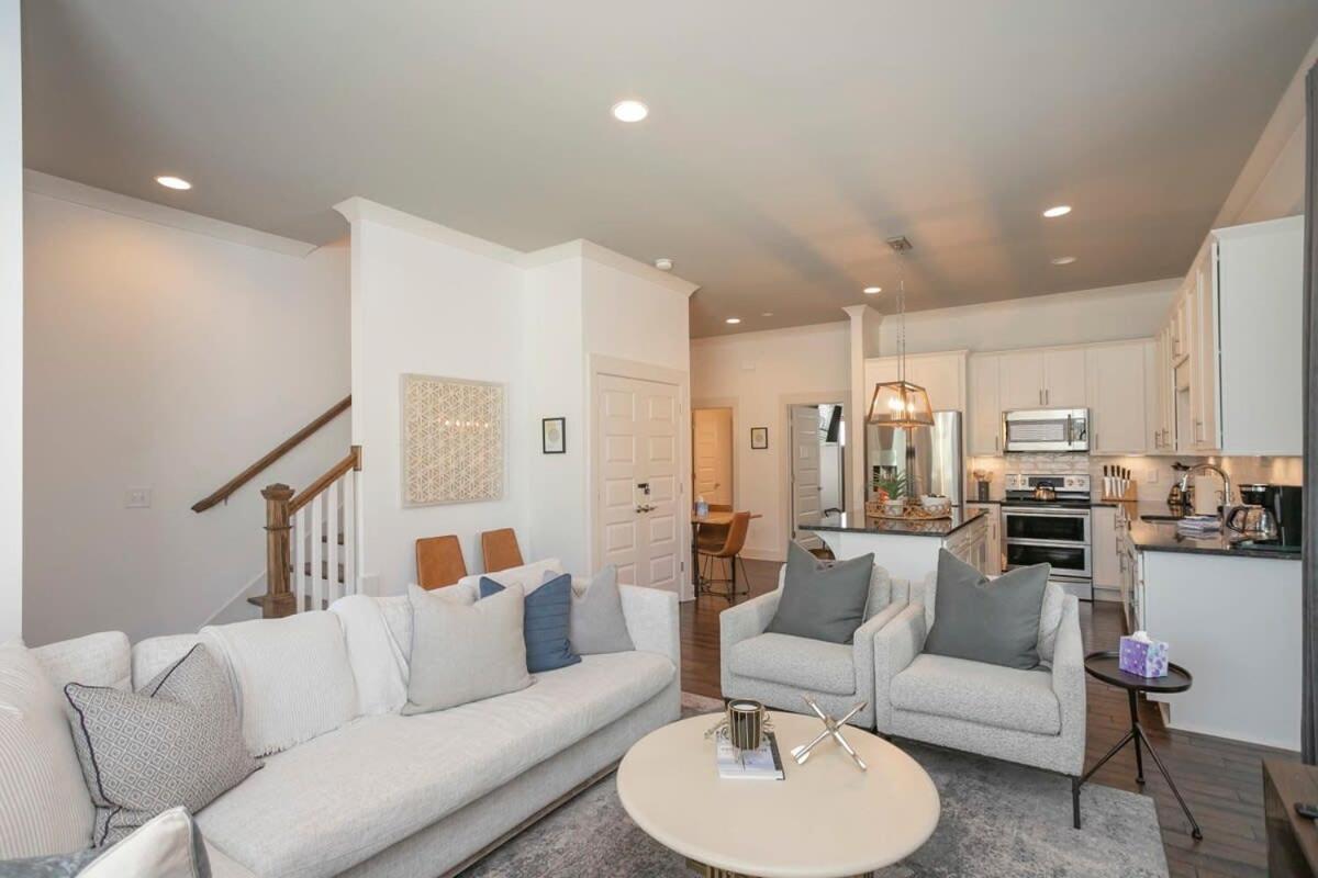Spacious w Bar & Pool Table & Garage Near Belmont view 2