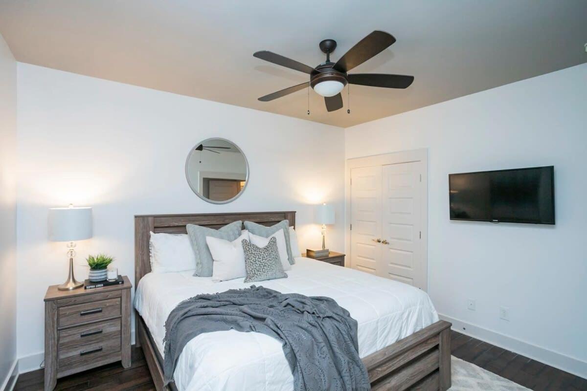 Spacious w Bar & Pool Table & Garage Near Belmont view 3