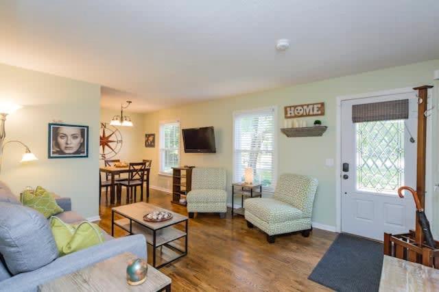 3 Bedroom Cottage Only 3 Miles from Downtown - Property Image 17