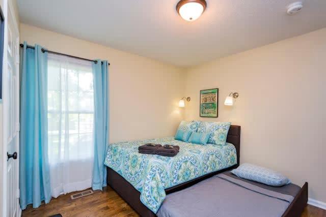 3 Bedroom Cottage Only 3 Miles from Downtown - Property Image 12