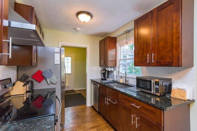 3 Bedroom Cottage Only 3 Miles from Downtown - Property Image 5