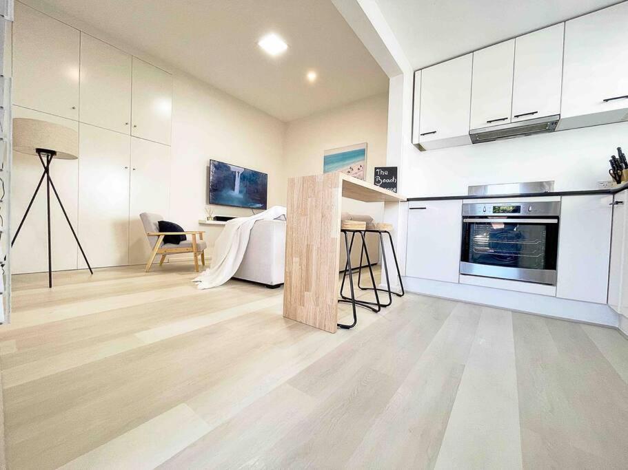 The Beach Pad - Renovated 1BR Steps from Towradgi