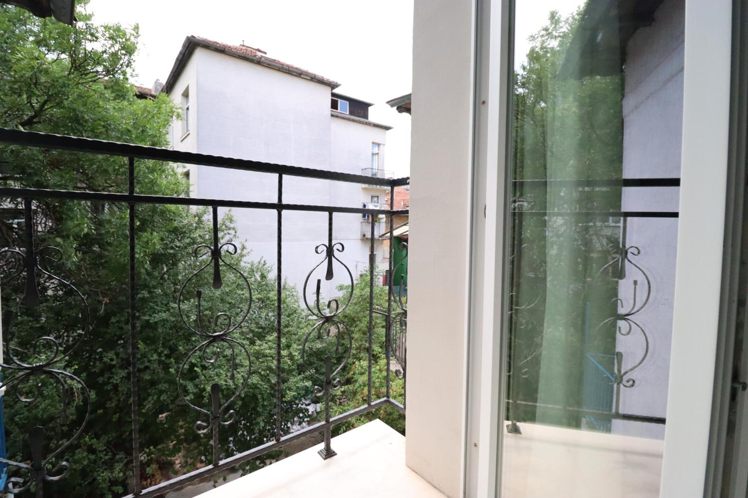 2 Private Suits - Art, Location, Quiet, Balconies