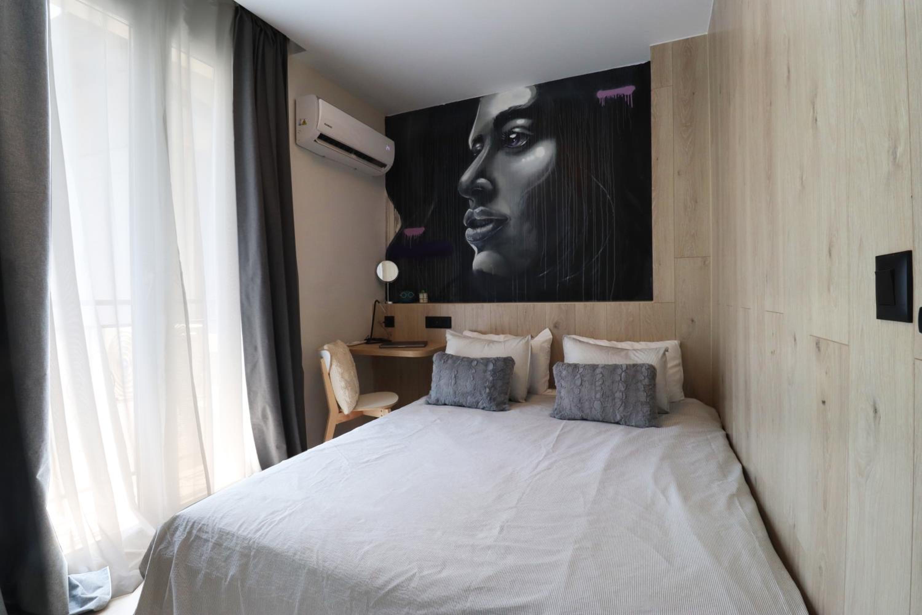 2 Private Suits - Art, Location, Quiet, Balconies