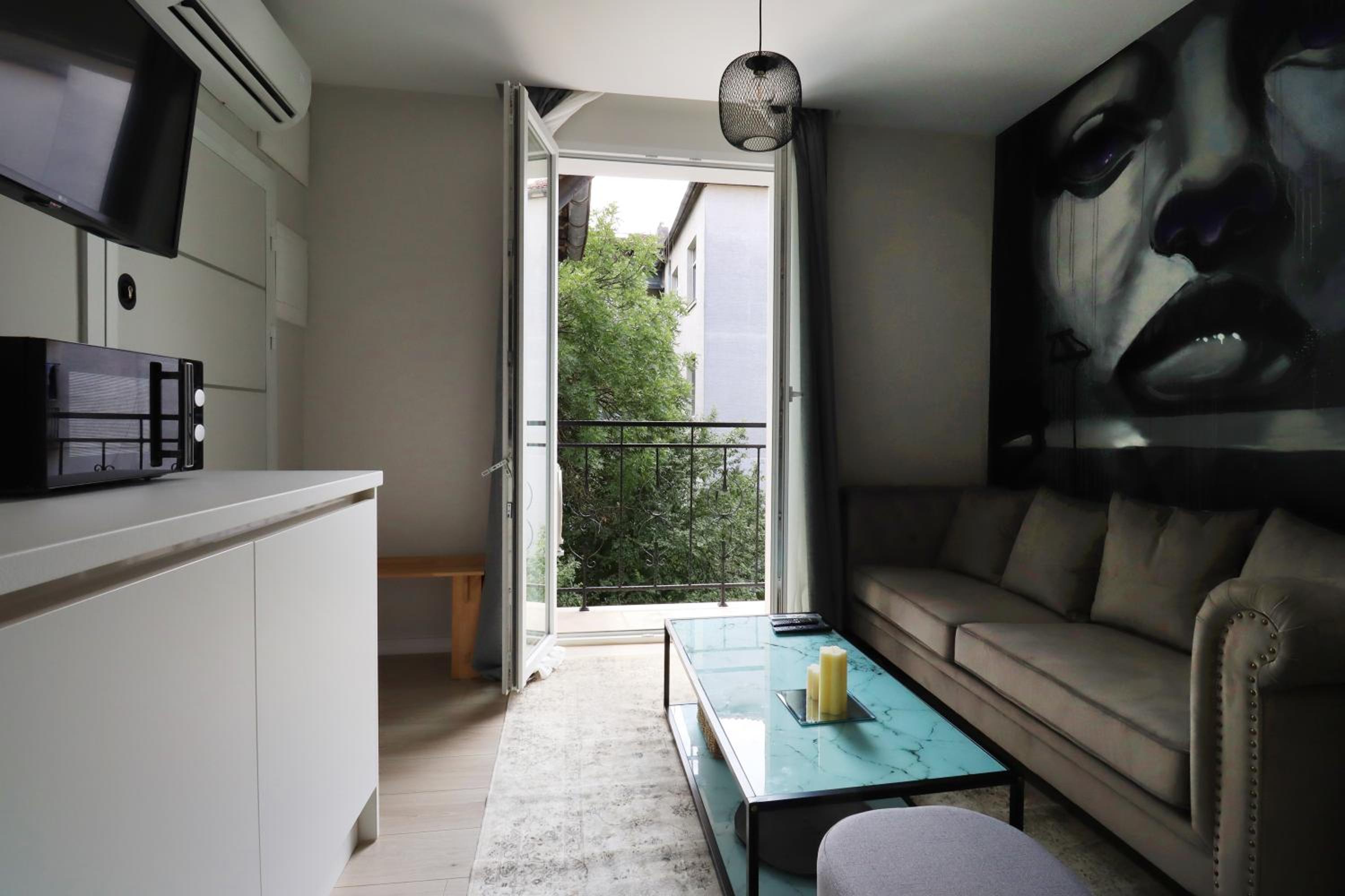 2 Private Suits - Art, Location, Quiet, Balconies