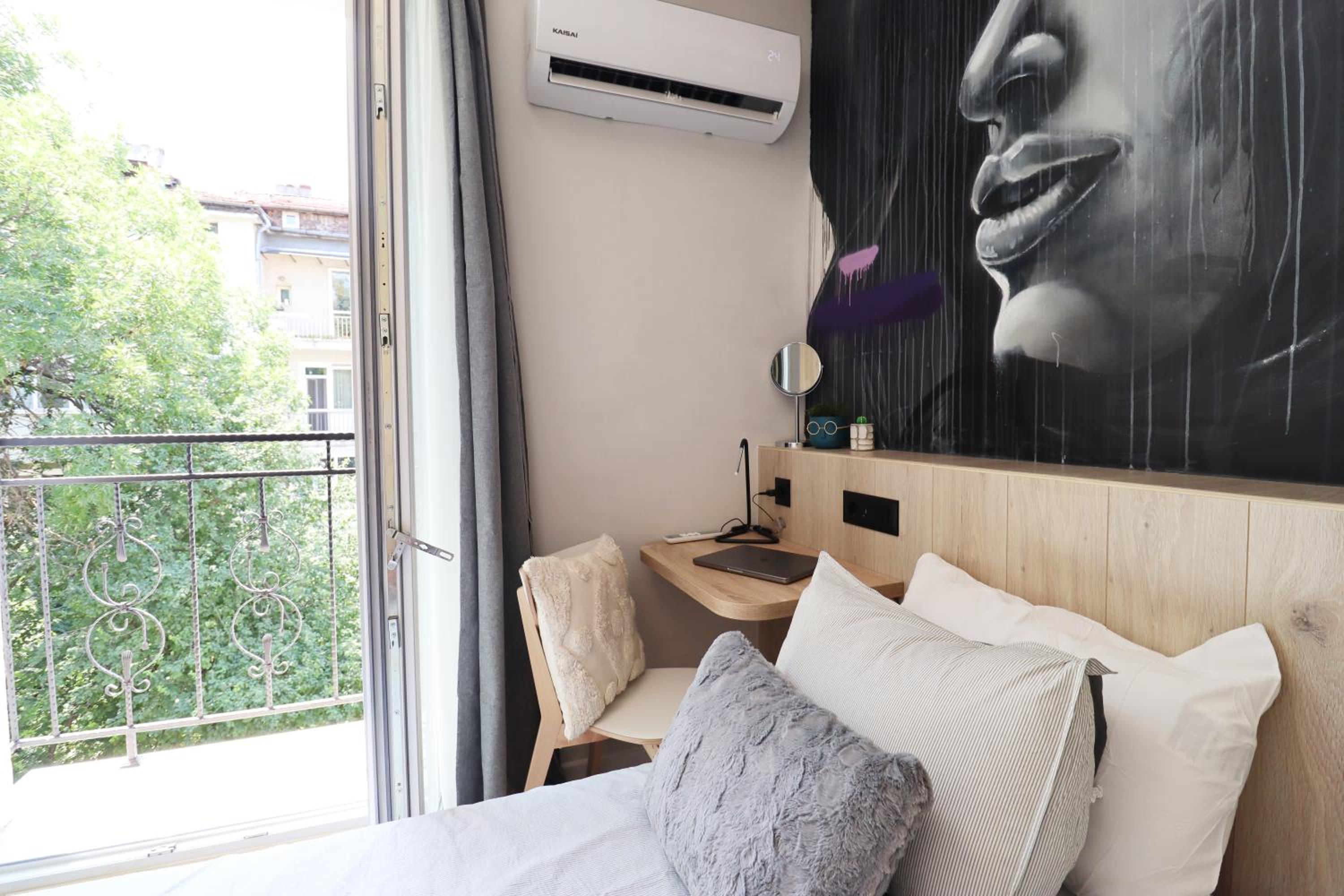 2 Private Suits - Art, Location, Quiet, Balconies