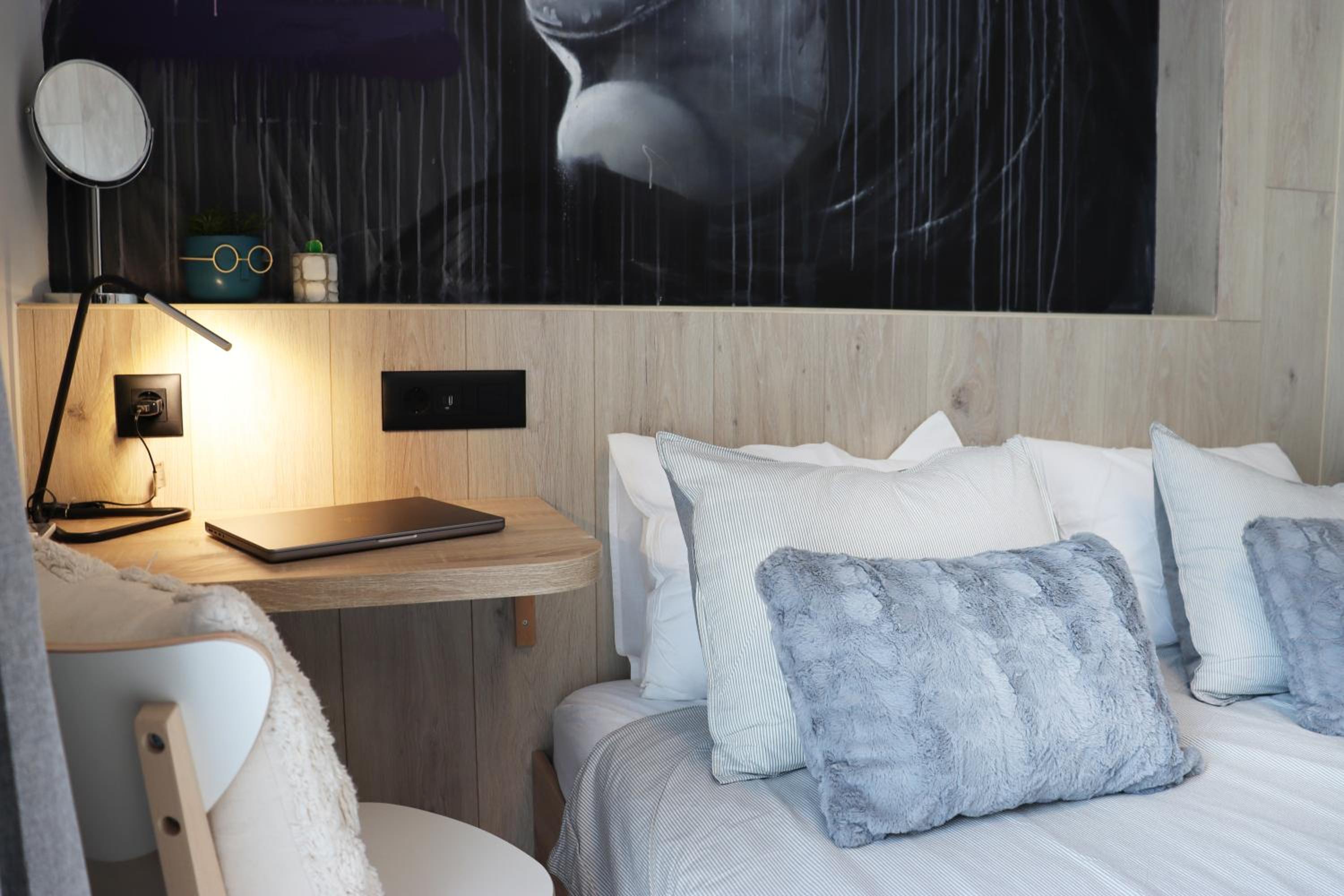 2 Private Suits - Art, Location, Quiet, Balconies