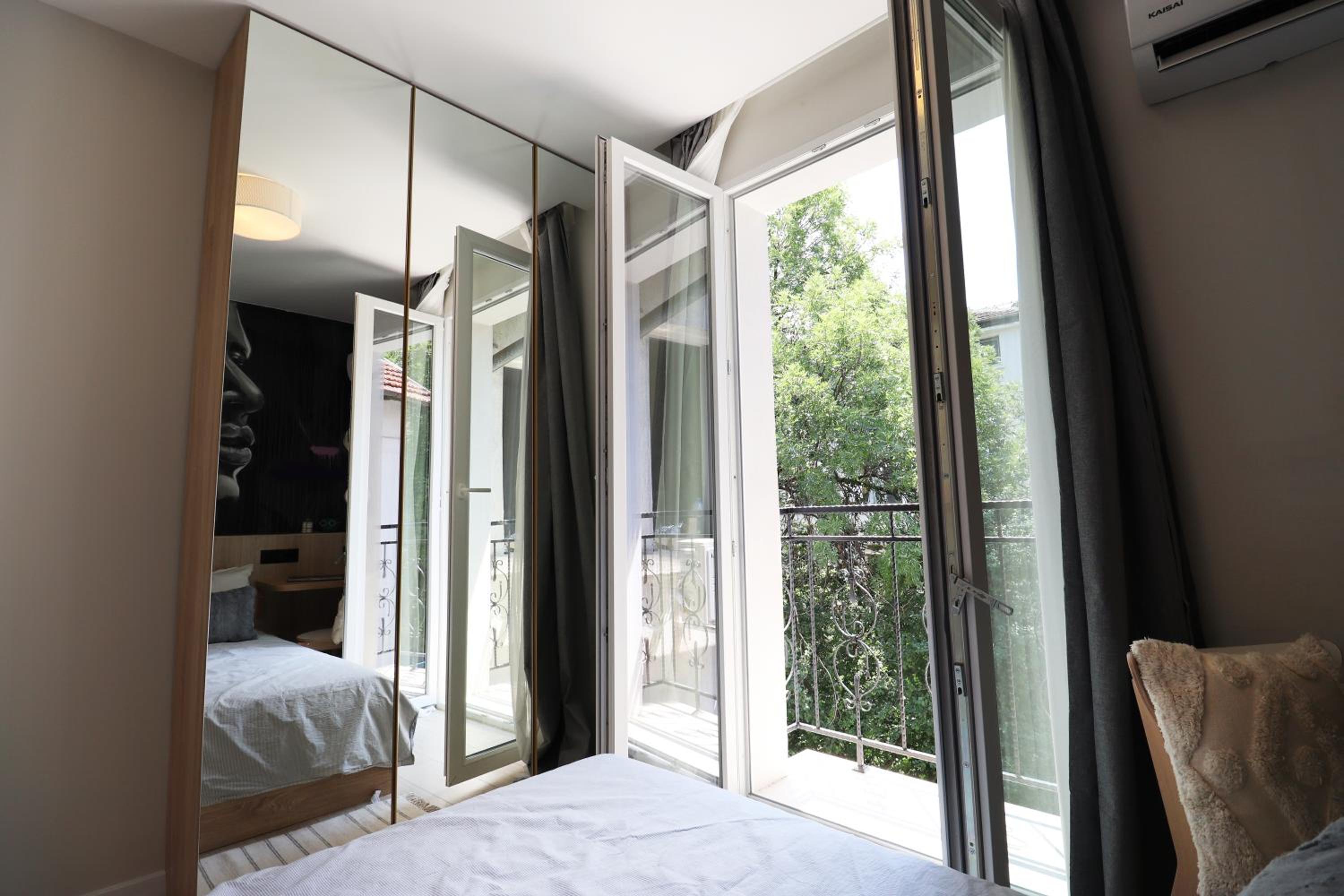 2 Private Suits - Art, Location, Quiet, Balconies