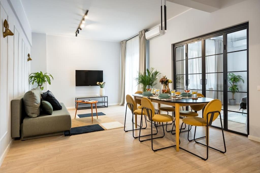 Sunny 4BR Flat - Top Location - Charming Balcony view 3
