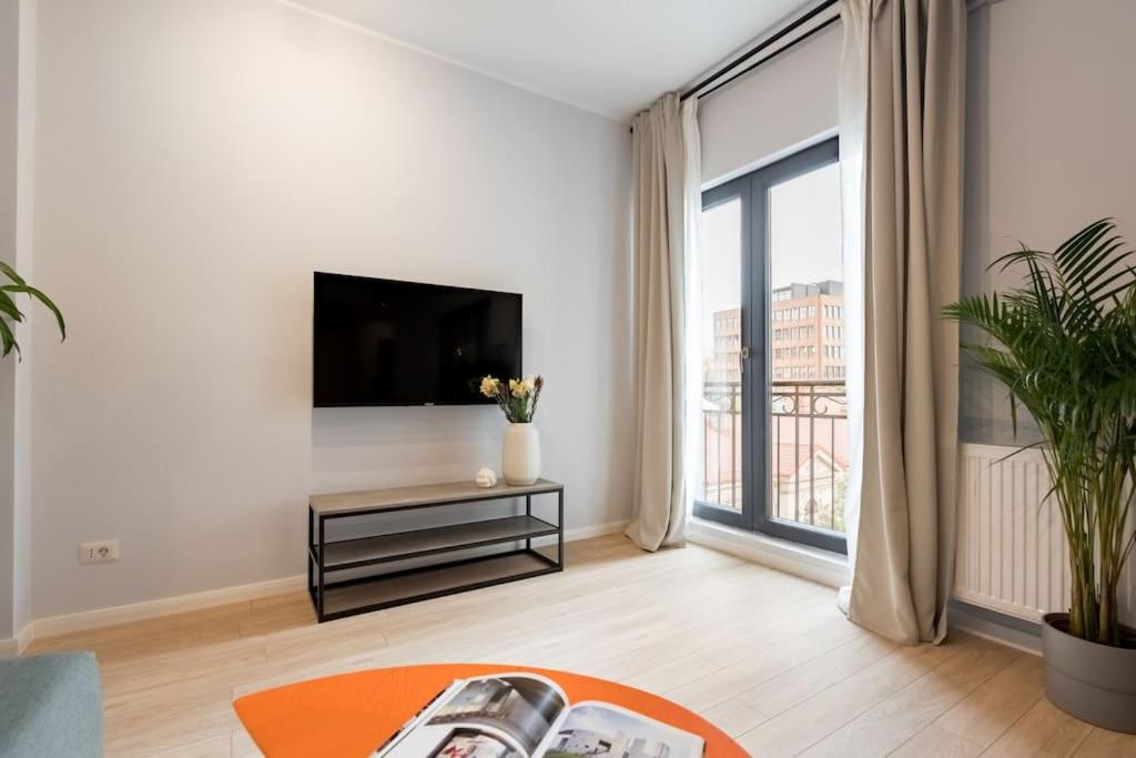Sunny 4BR Flat - Top Location - Charming Balcony view 2