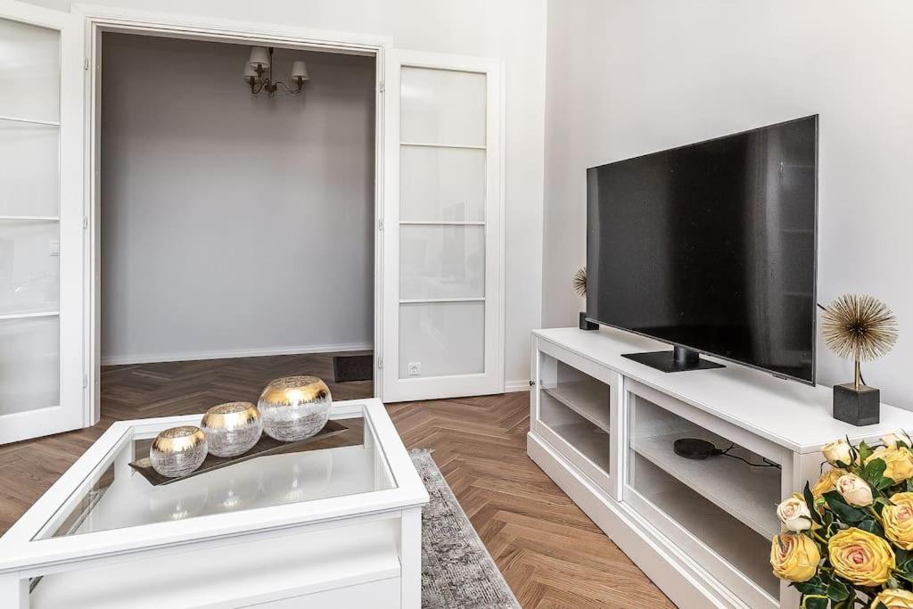 Exclusive apartment in city center plus free parking