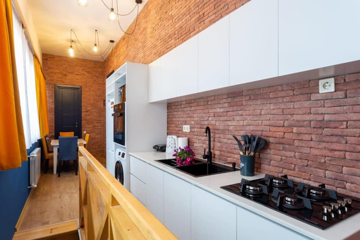 Central 2BR Apt with Balconies - By Wehost view 3