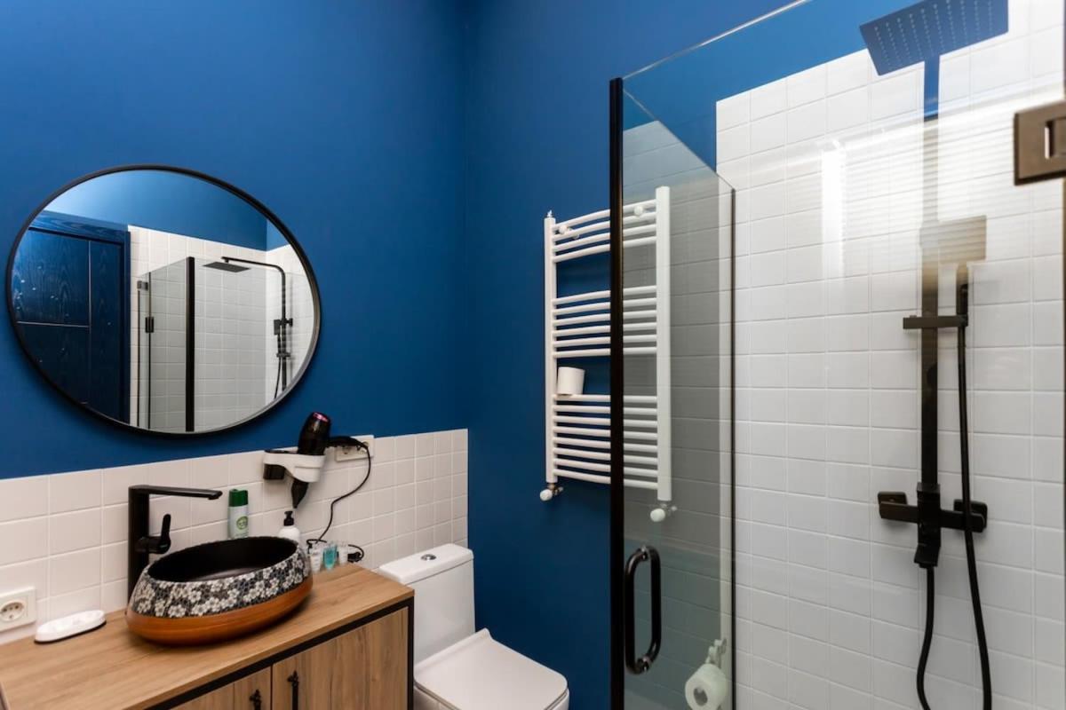 Central 2BR Apt with Balconies - By Wehost view 5