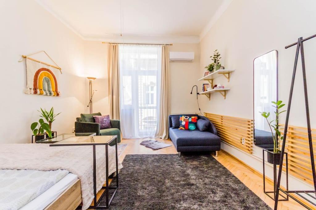 Sunny Bright, centrally located, AC balcony by NW view 2