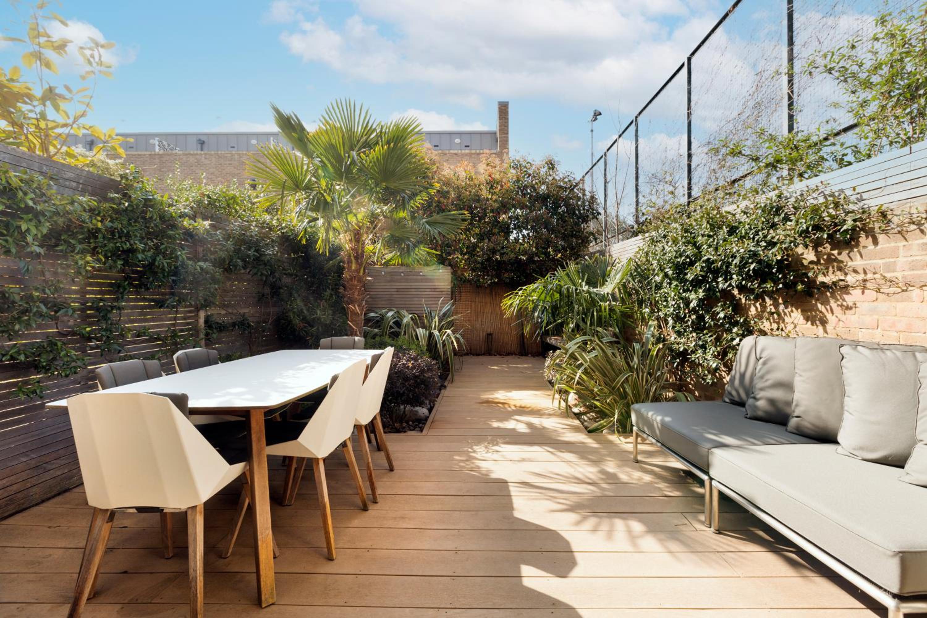 This City Needs Me 2 Bedroom Townhouse with Garden