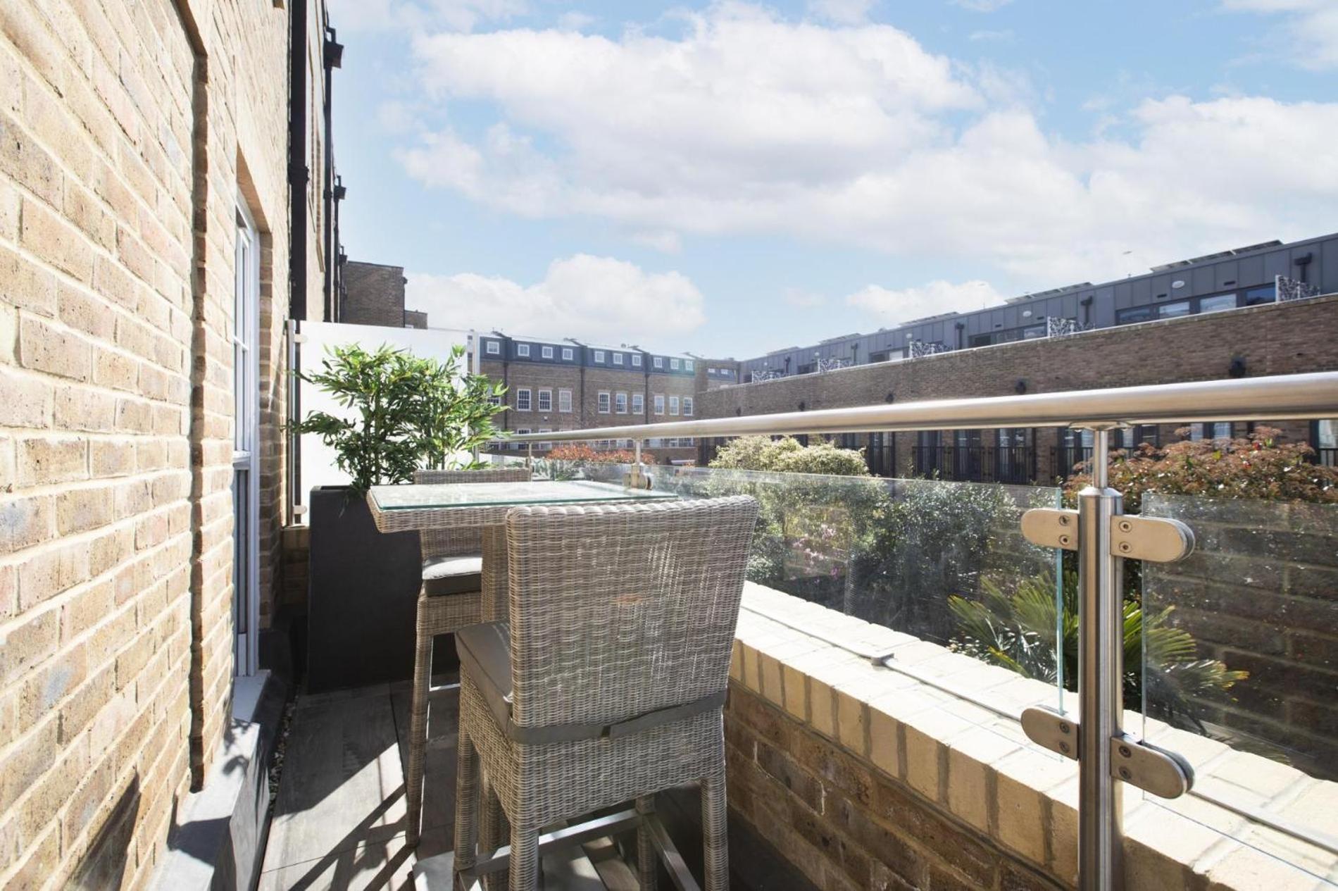 This City Needs Me 2 Bedroom Townhouse with Garden
