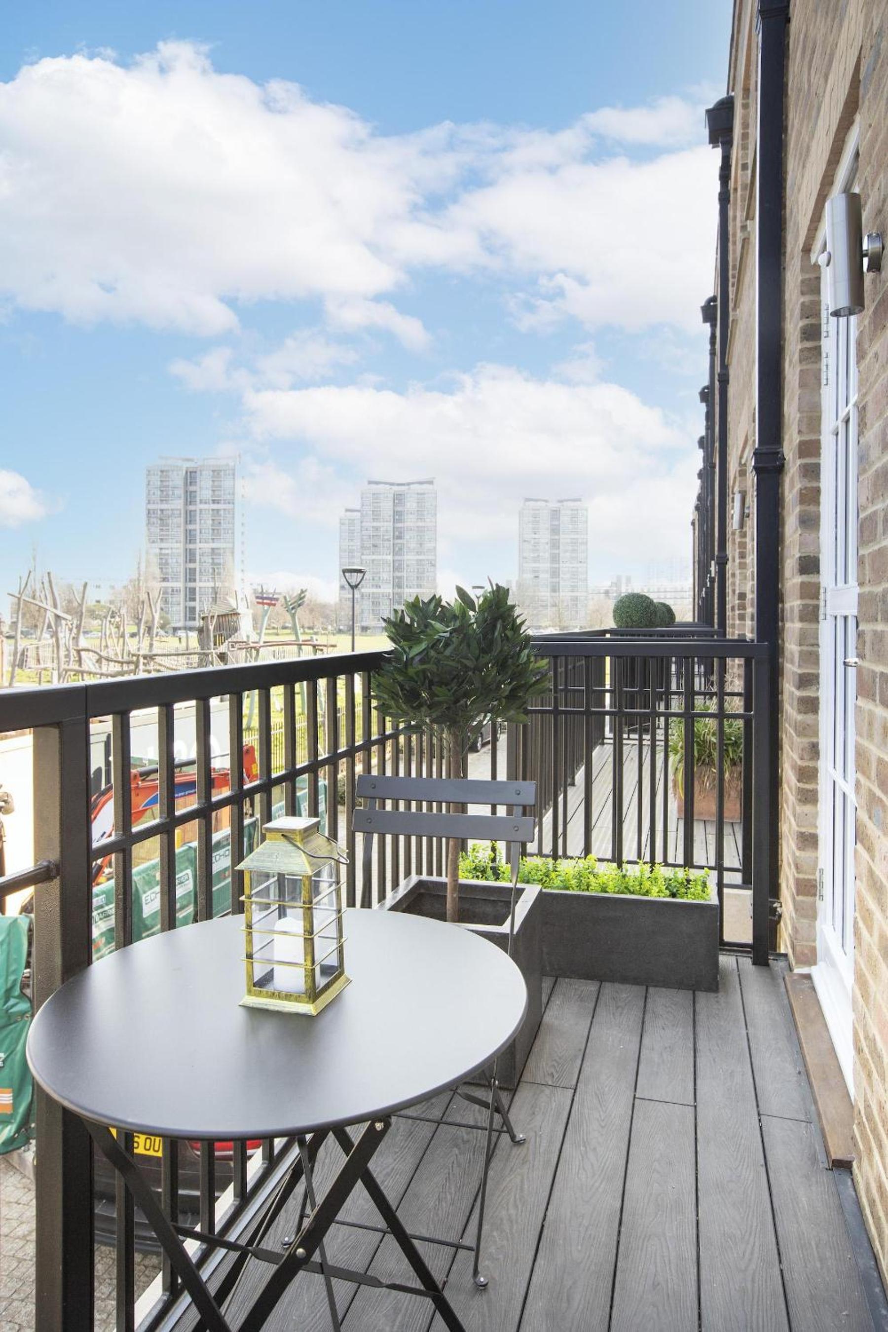 This City Needs Me 2 Bedroom Townhouse with Garden