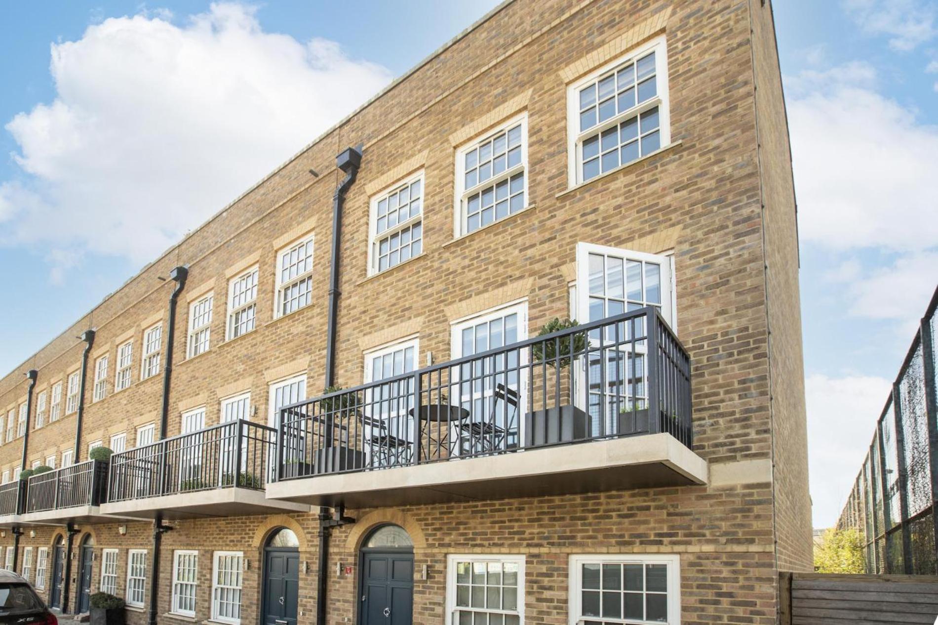 This City Needs Me 2 Bedroom Townhouse with Garden