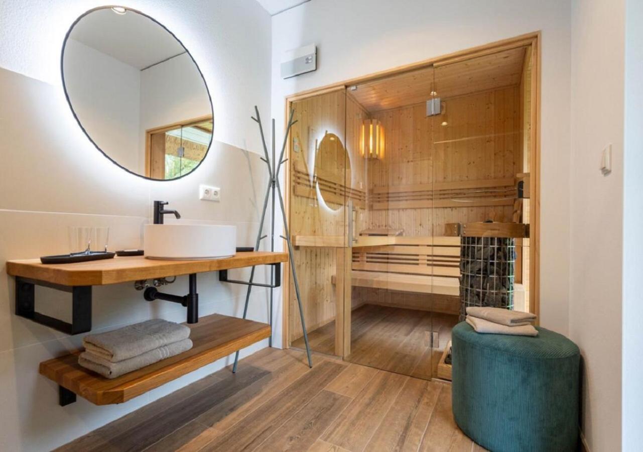 Reetsnacker - Ferienhaus mit Kamin, Sauna und Whirpool für 8 Personen
