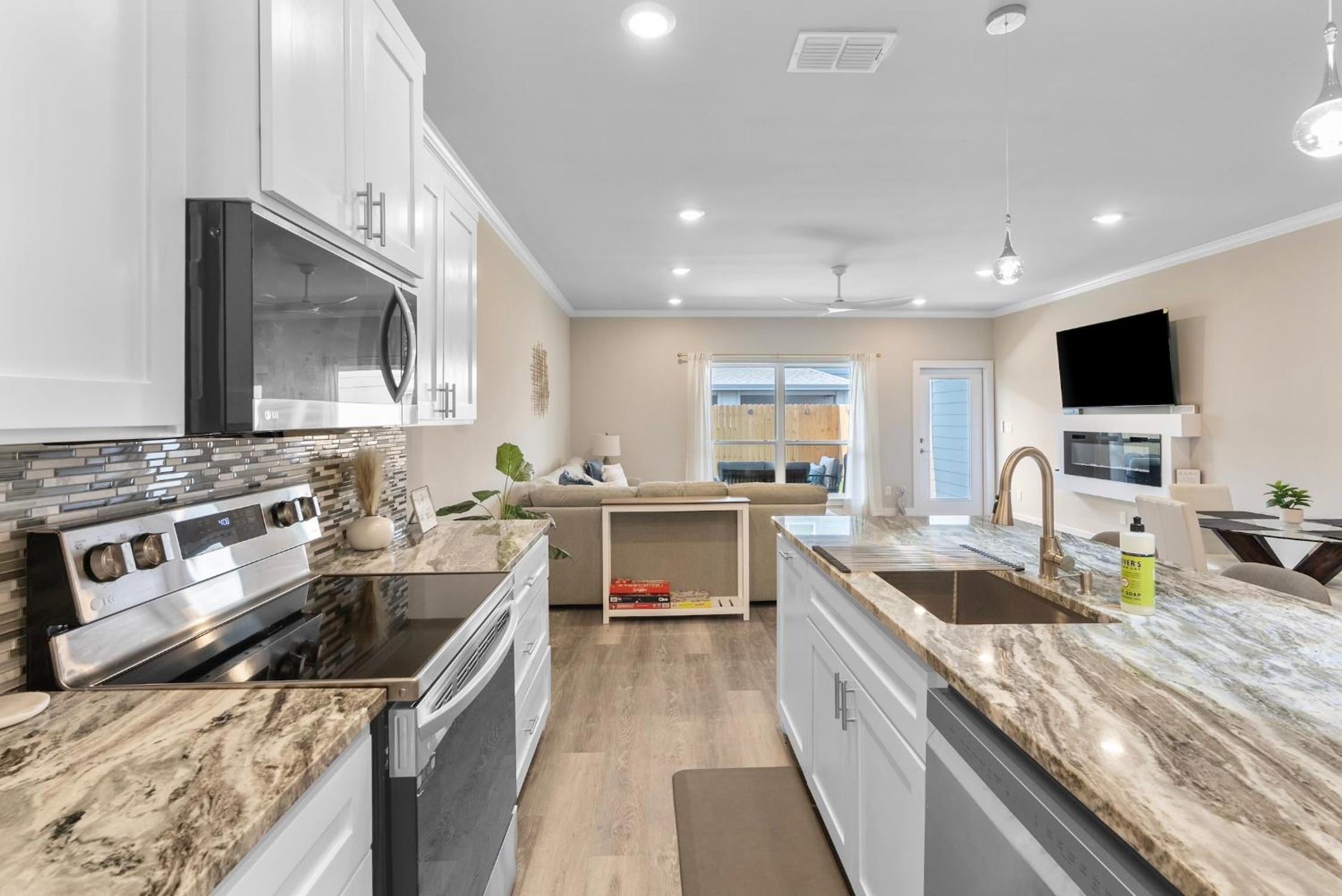 Stylish Townhouse with BBQ, Pool & Near Beach view 5